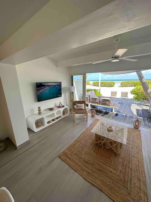 White Sand, Splendid 1 bedroom beachfront, Nettle Bay Beach Club view 5