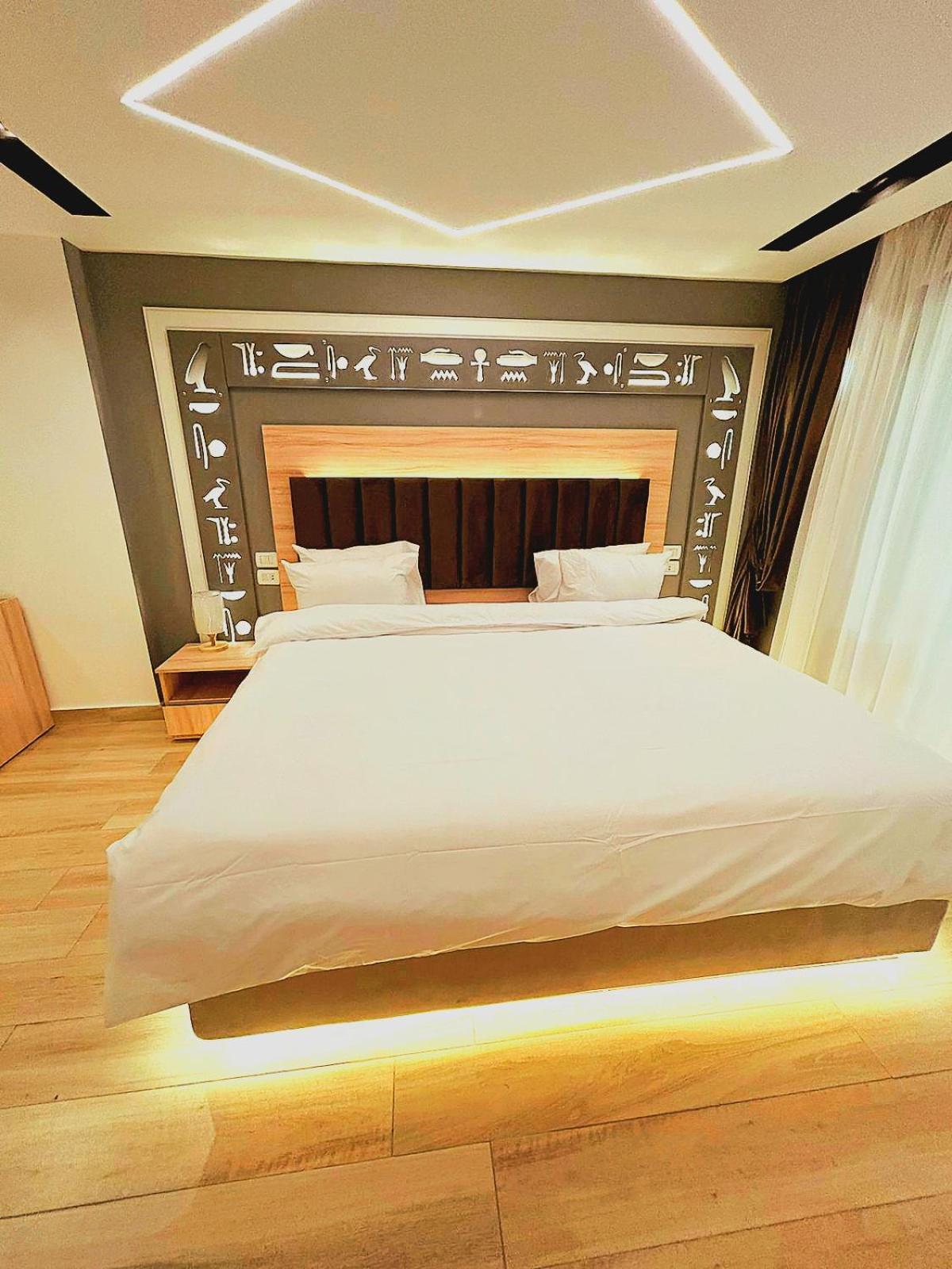 Diamond pyramids hotel