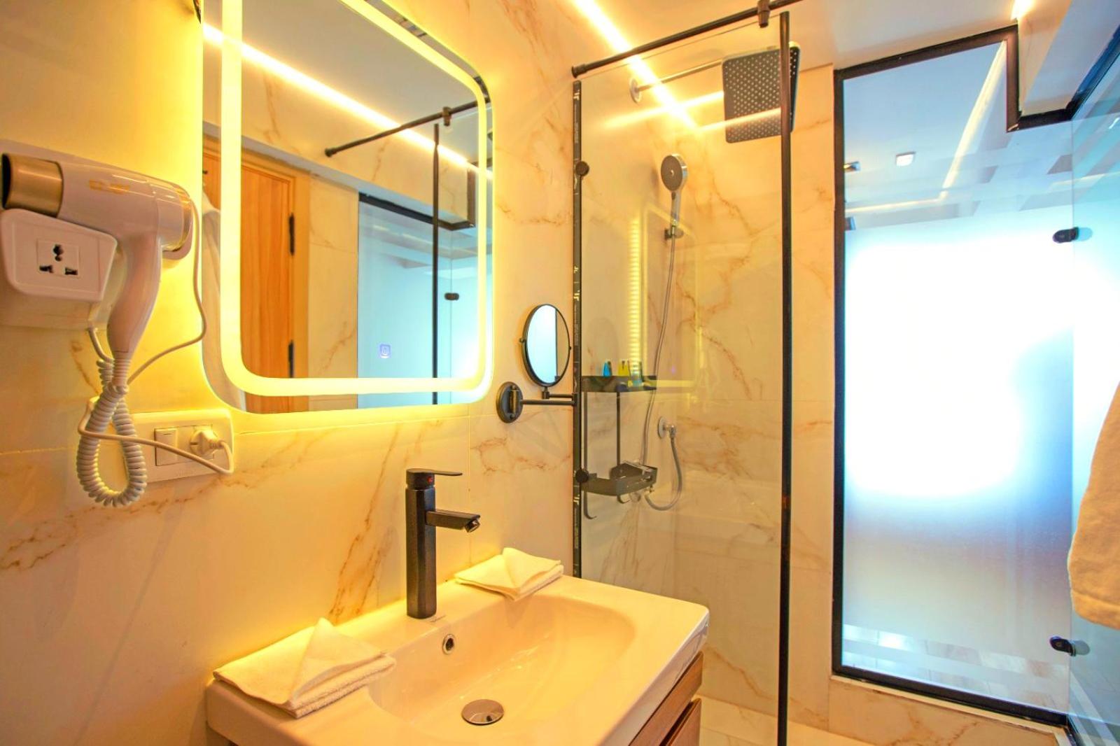 Diamond pyramids hotel