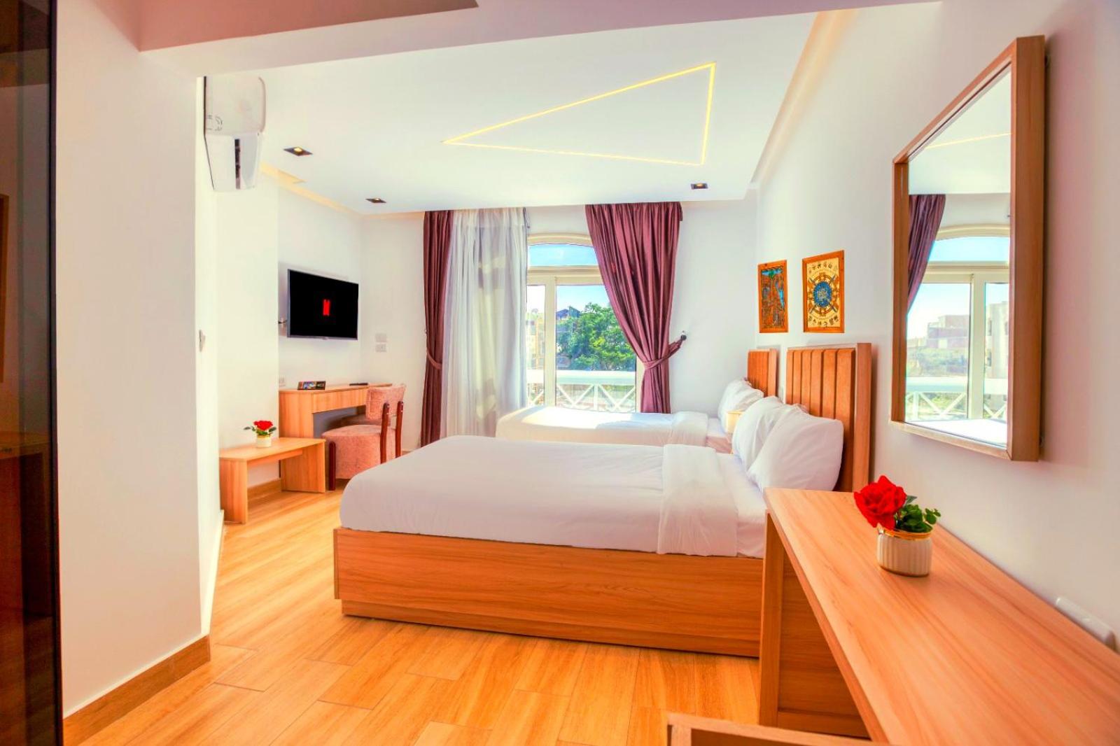 Diamond pyramids hotel