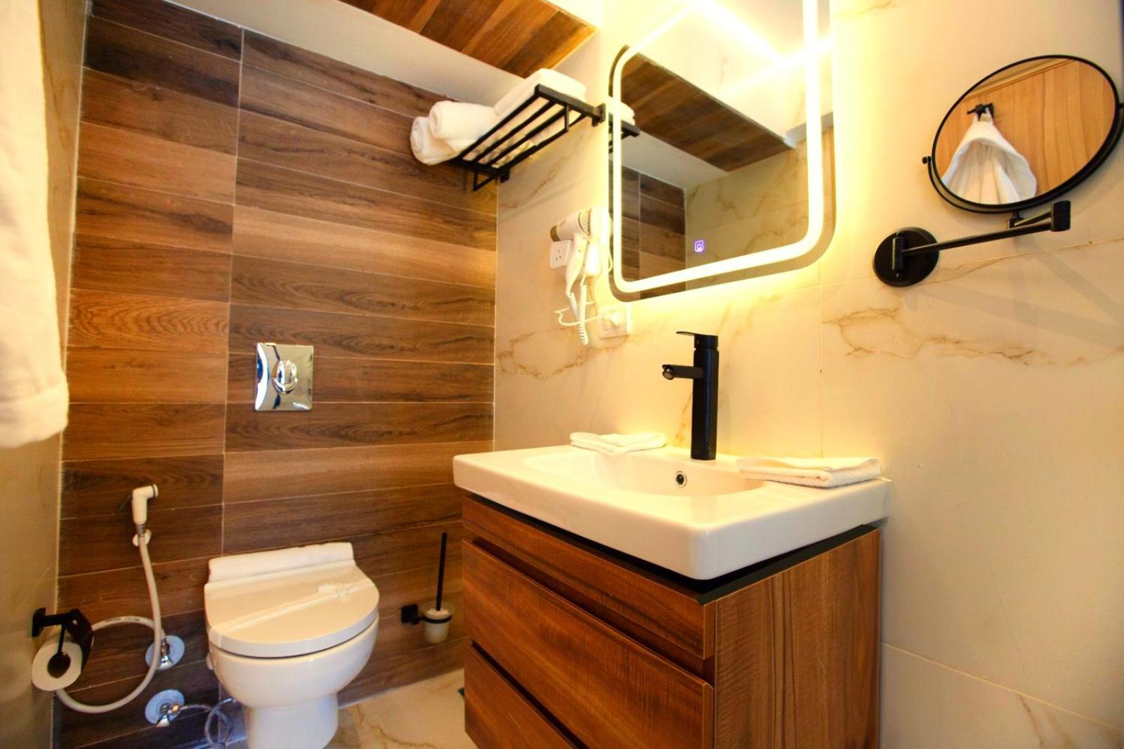 Diamond pyramids hotel