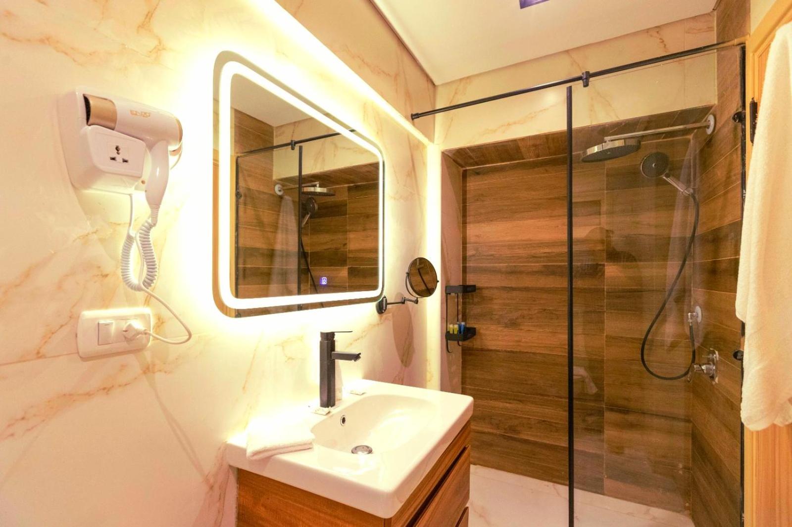 Diamond pyramids hotel