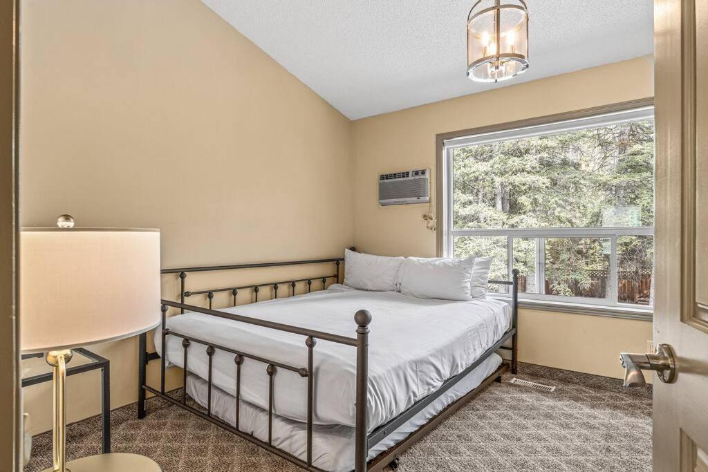 B233 Mountain View 2BD 2BT AC BonFire BBQ Townhome Close to Banff