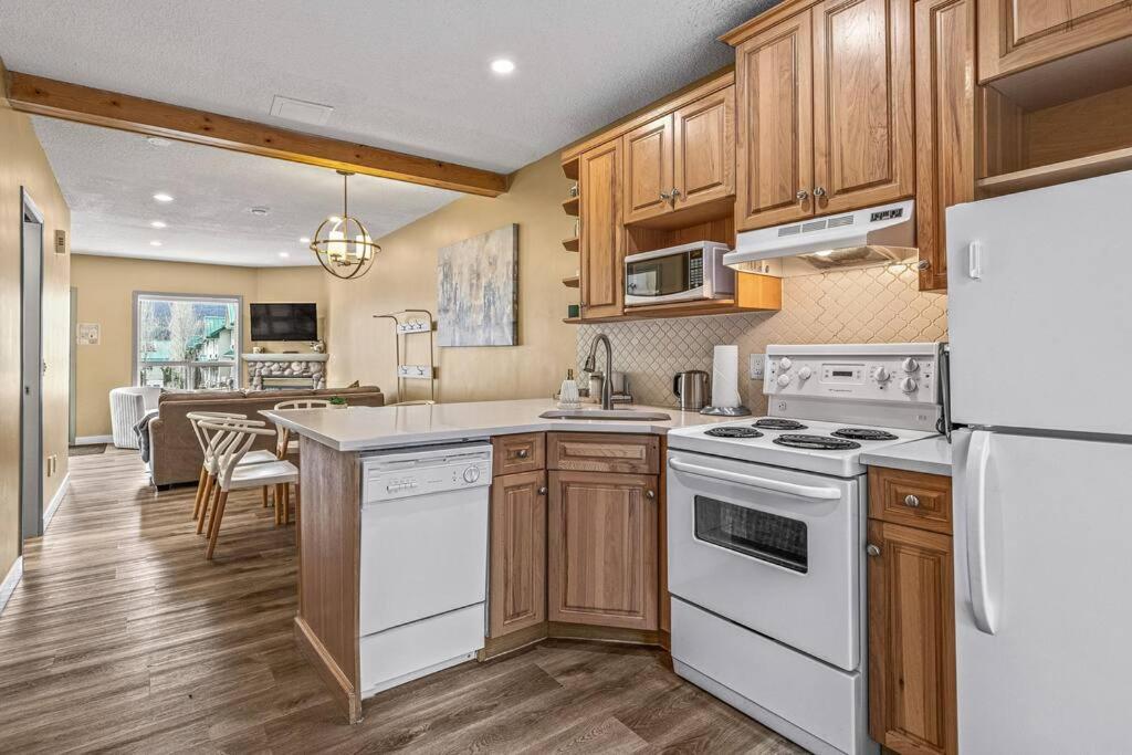B233 Mountain View 2BD 2BT AC BonFire BBQ Townhome Close to Banff