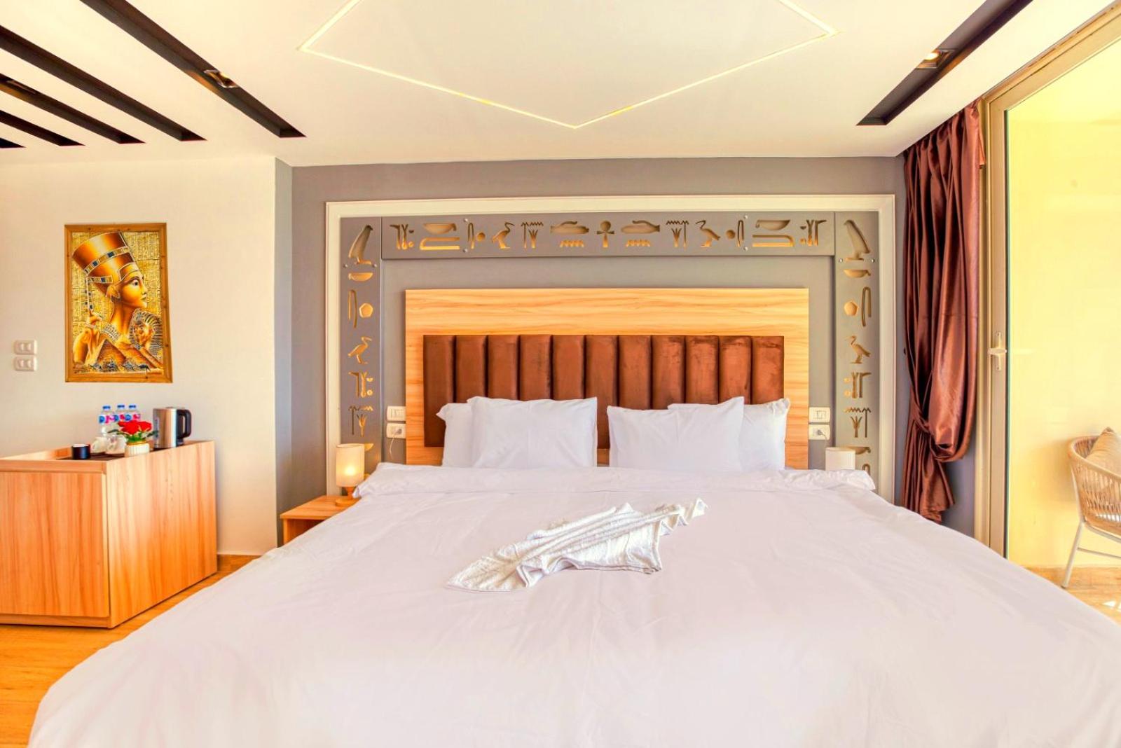 Diamond pyramids hotel