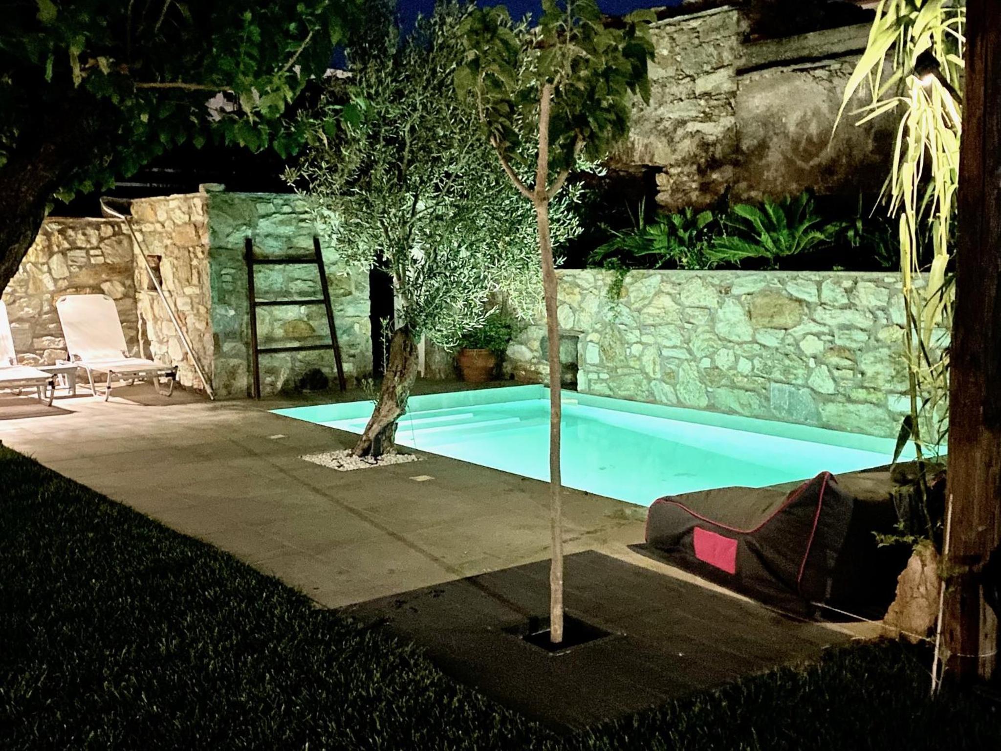 Svolis Townhouse - Urban Oasis with Pool & Garden view 2