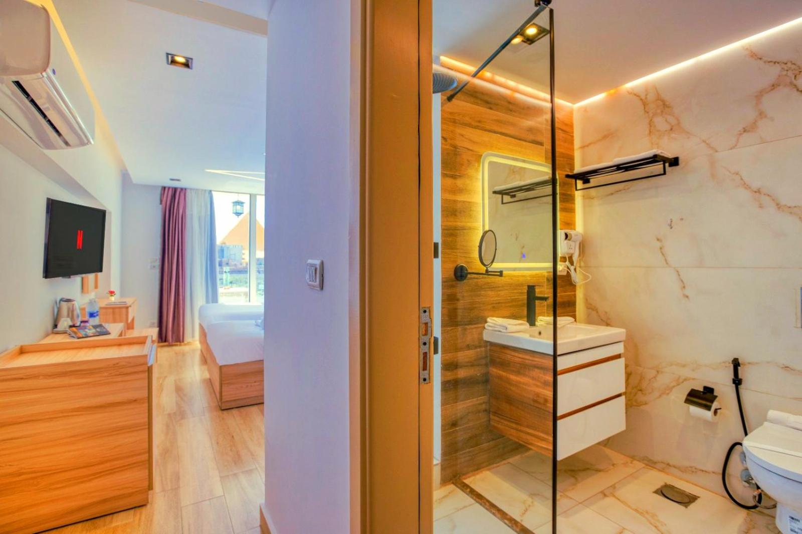 Diamond pyramids hotel