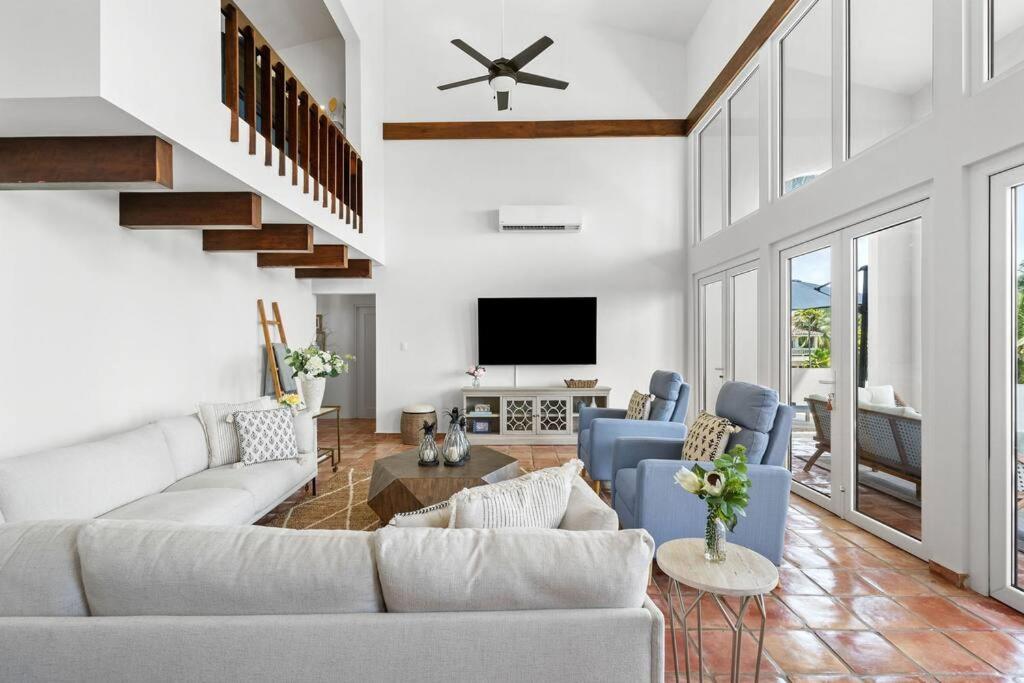 Olive Villa Palmas - Modern Beachfront