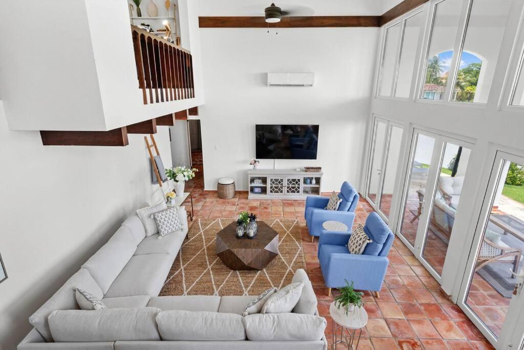 Olive Villa Palmas - Modern Beachfront