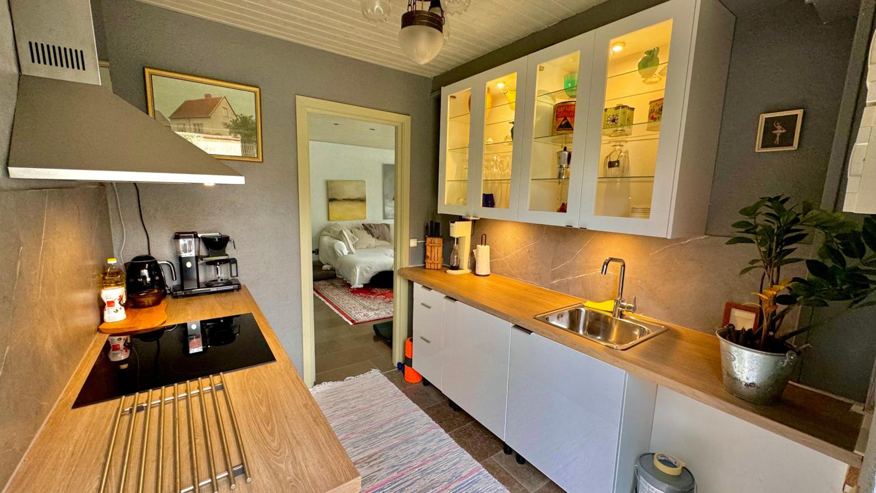 Unikt boende i egen del av hus nära stad och strand