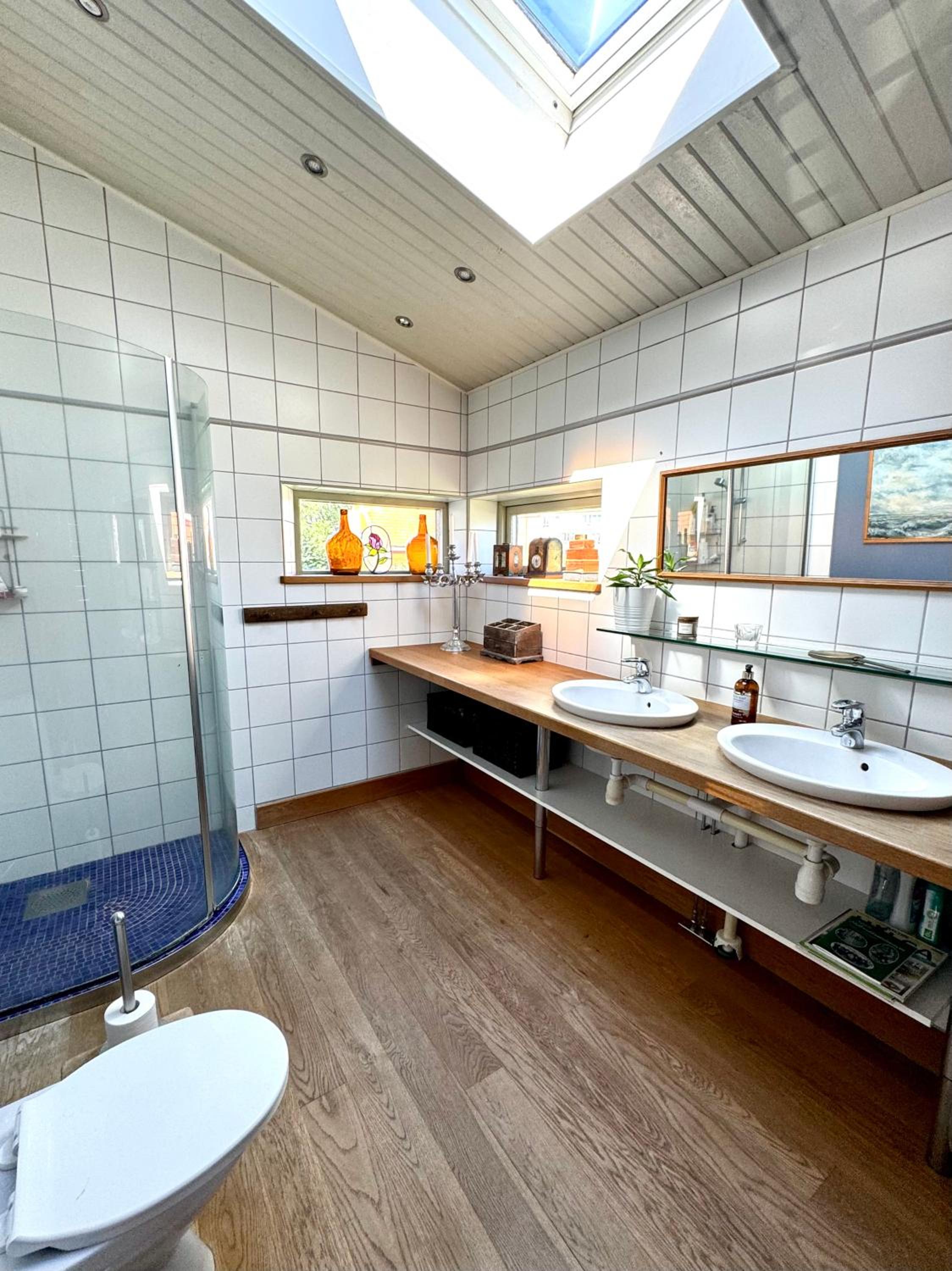 Unikt boende i egen del av hus nära stad och strand