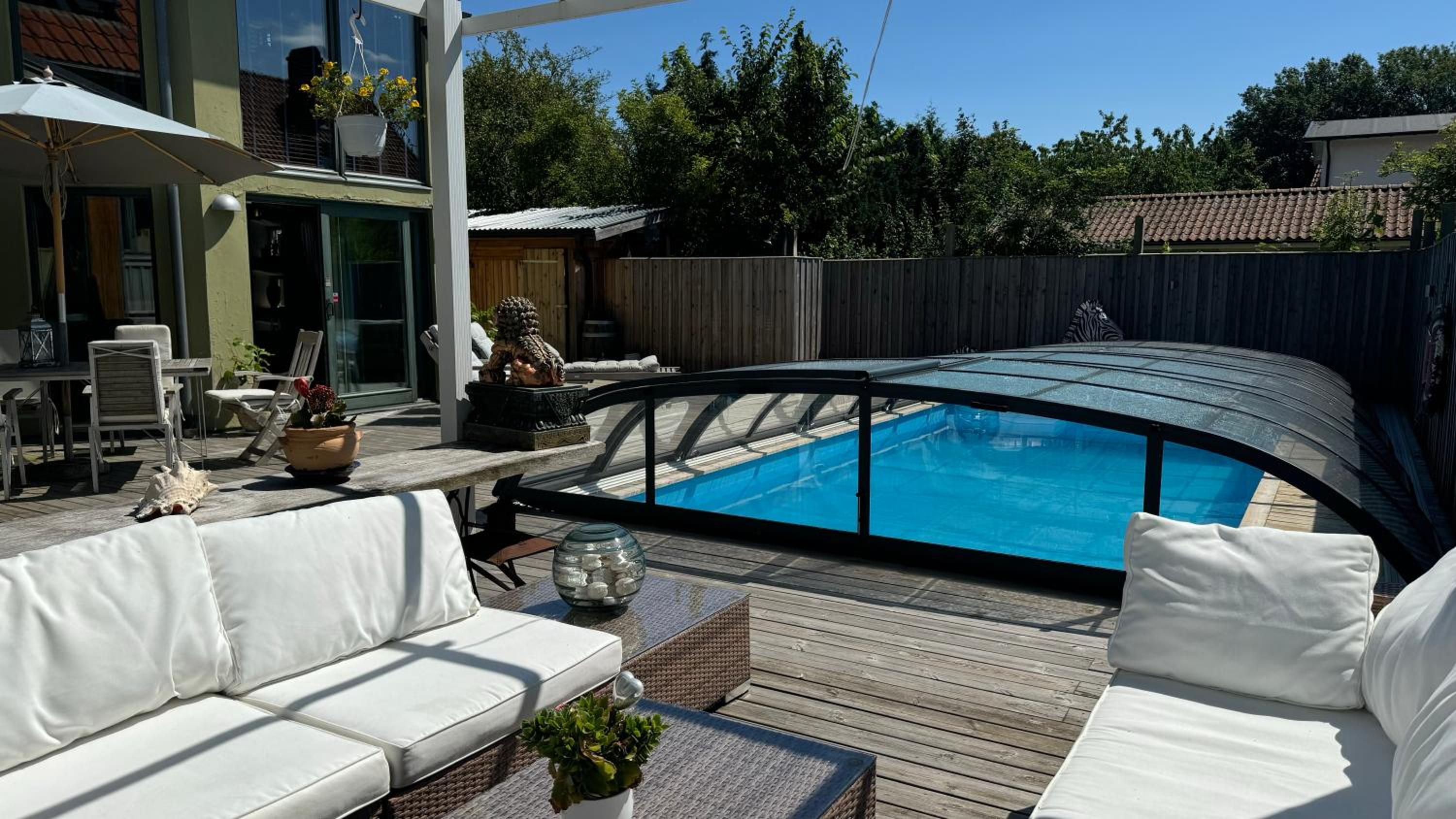 Unikt boende i egen del av hus nära stad och strand