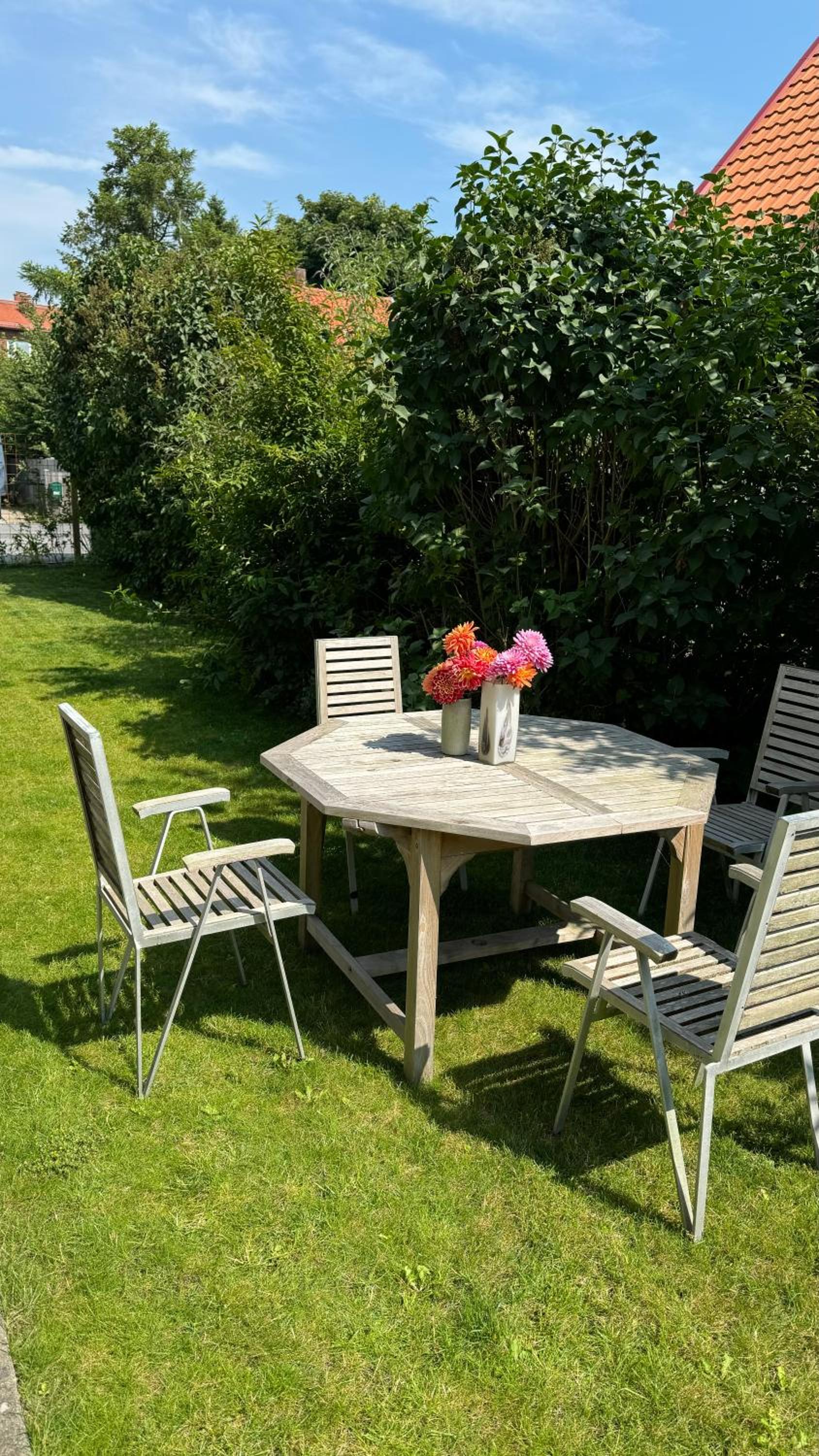 Unikt boende i egen del av hus nära stad och strand