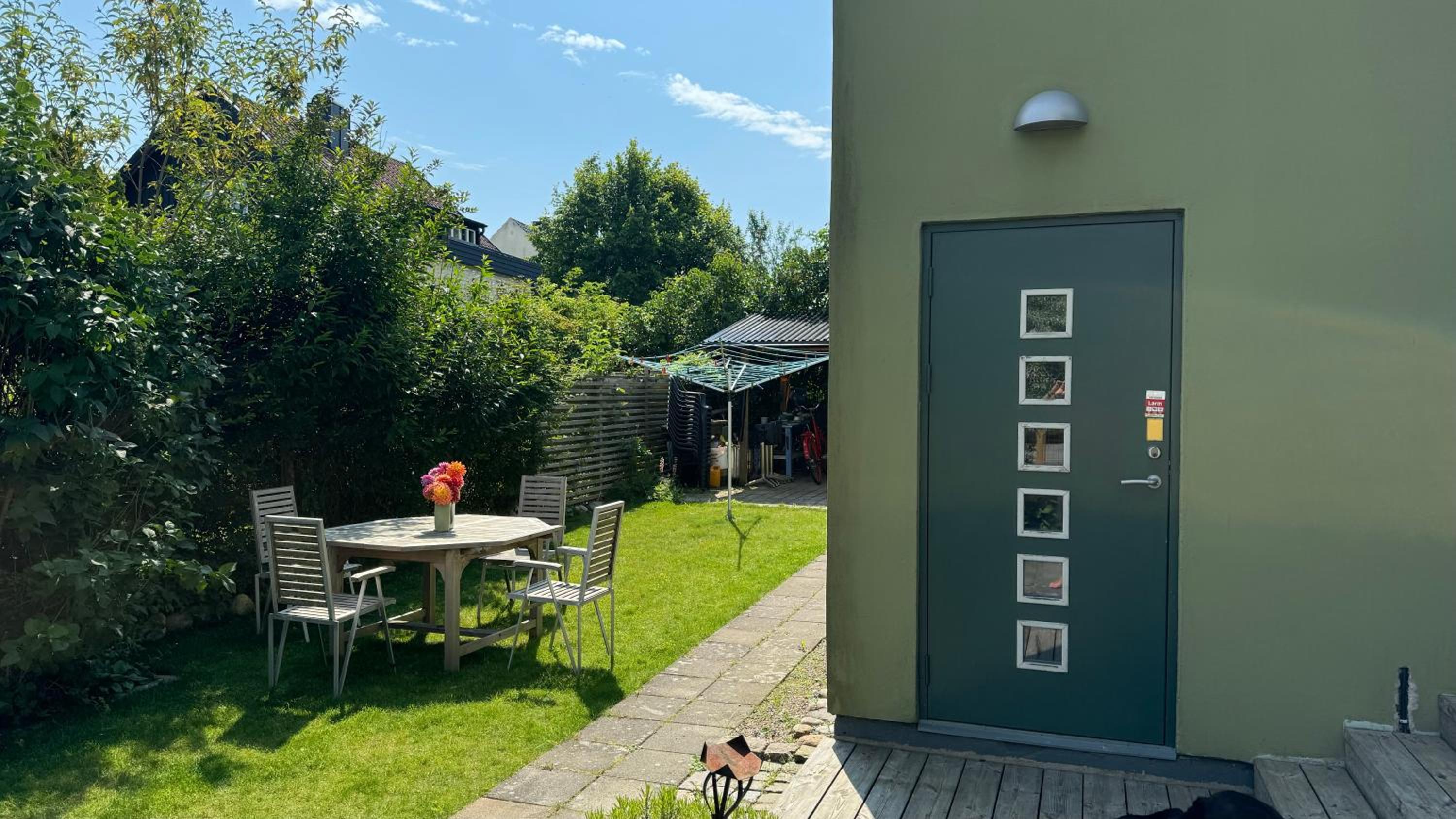 Unikt boende i egen del av hus nära stad och strand