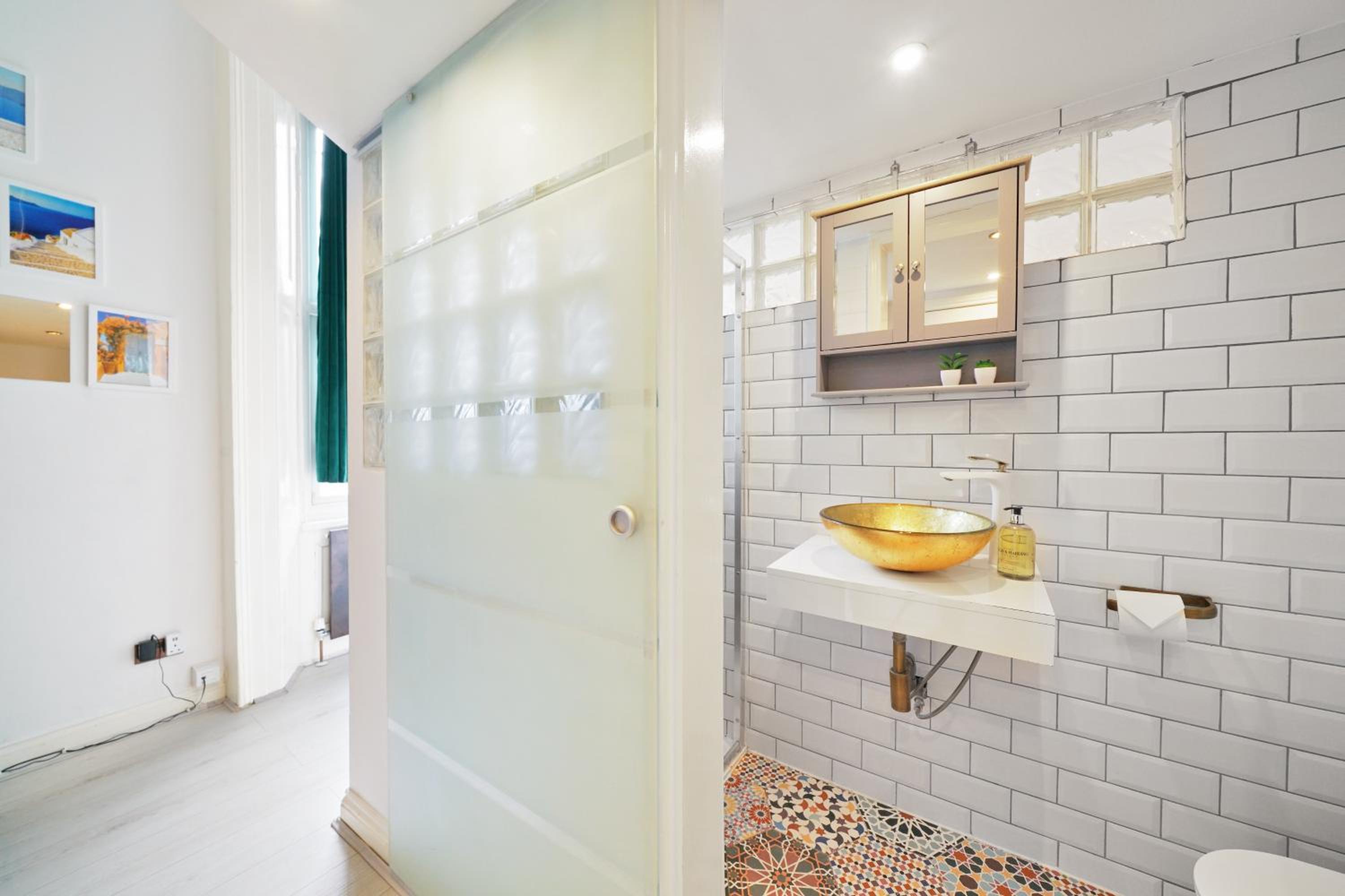 Cozy Split-Level Studio By LiveStay Short Lets & Serviced Accommodation London