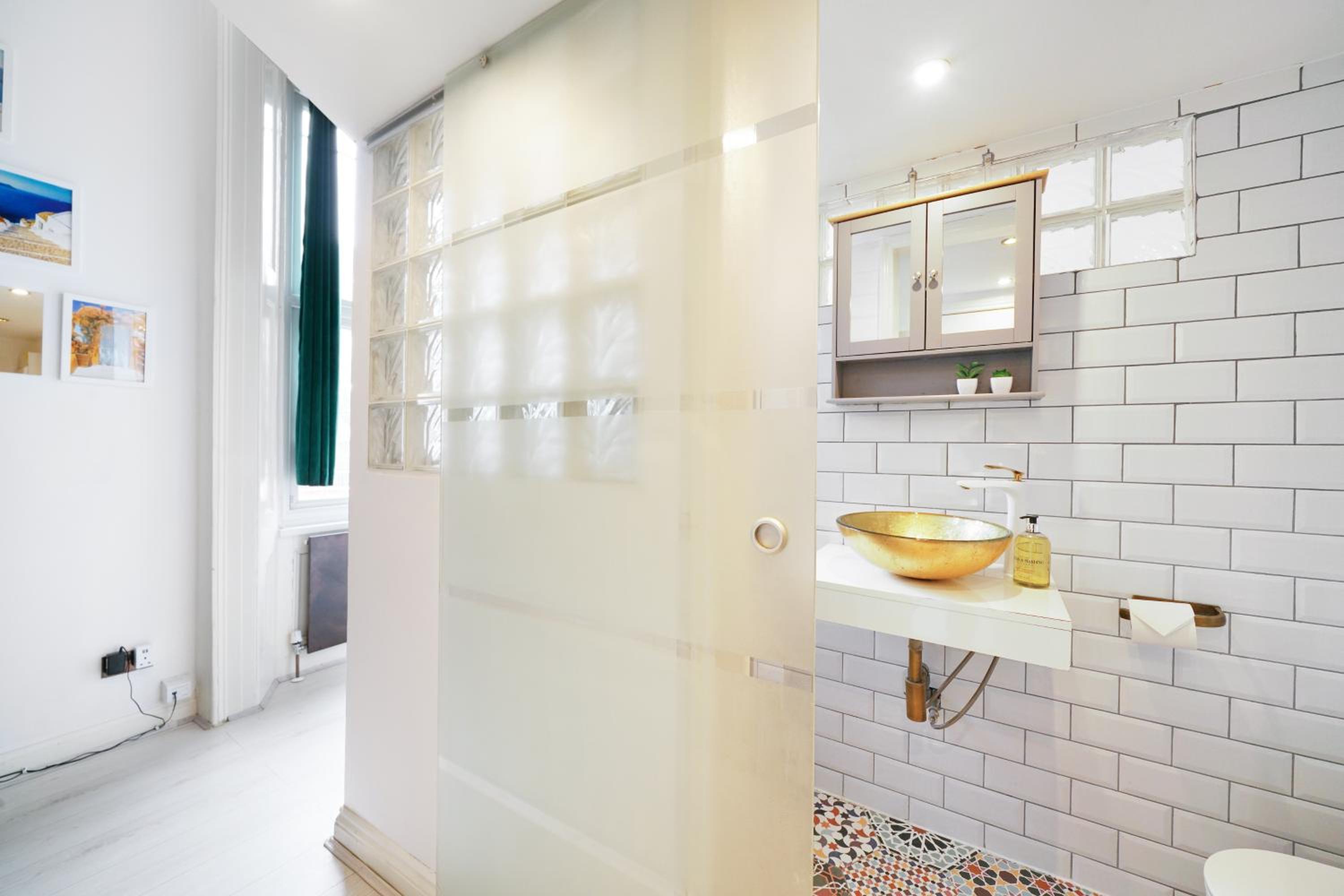 Cozy Split-Level Studio By LiveStay Short Lets & Serviced Accommodation London