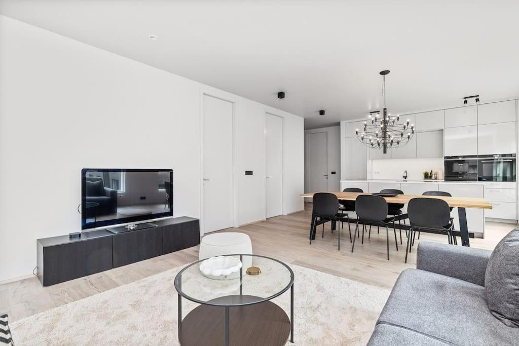 Modern Lux Retreat with 2BR&2BA Heart of the City view 4