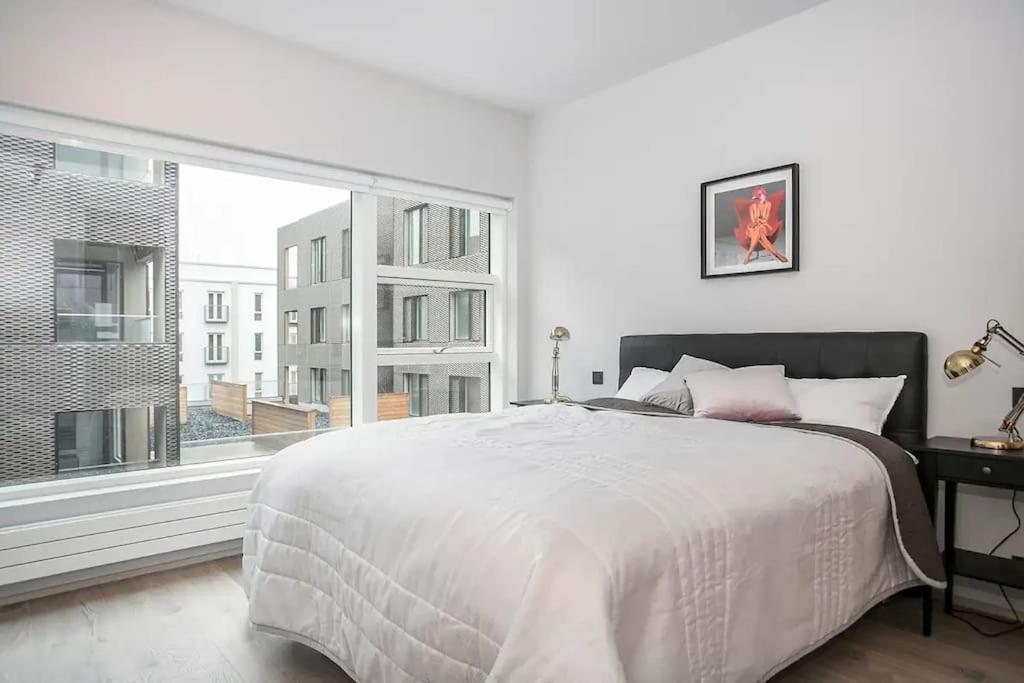 Modern Lux Retreat with 2BR&2BA Heart of the City view 2