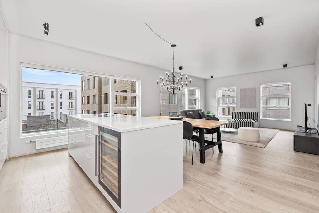 Modern Lux Retreat with 2BR&2BA Heart of the City view 3