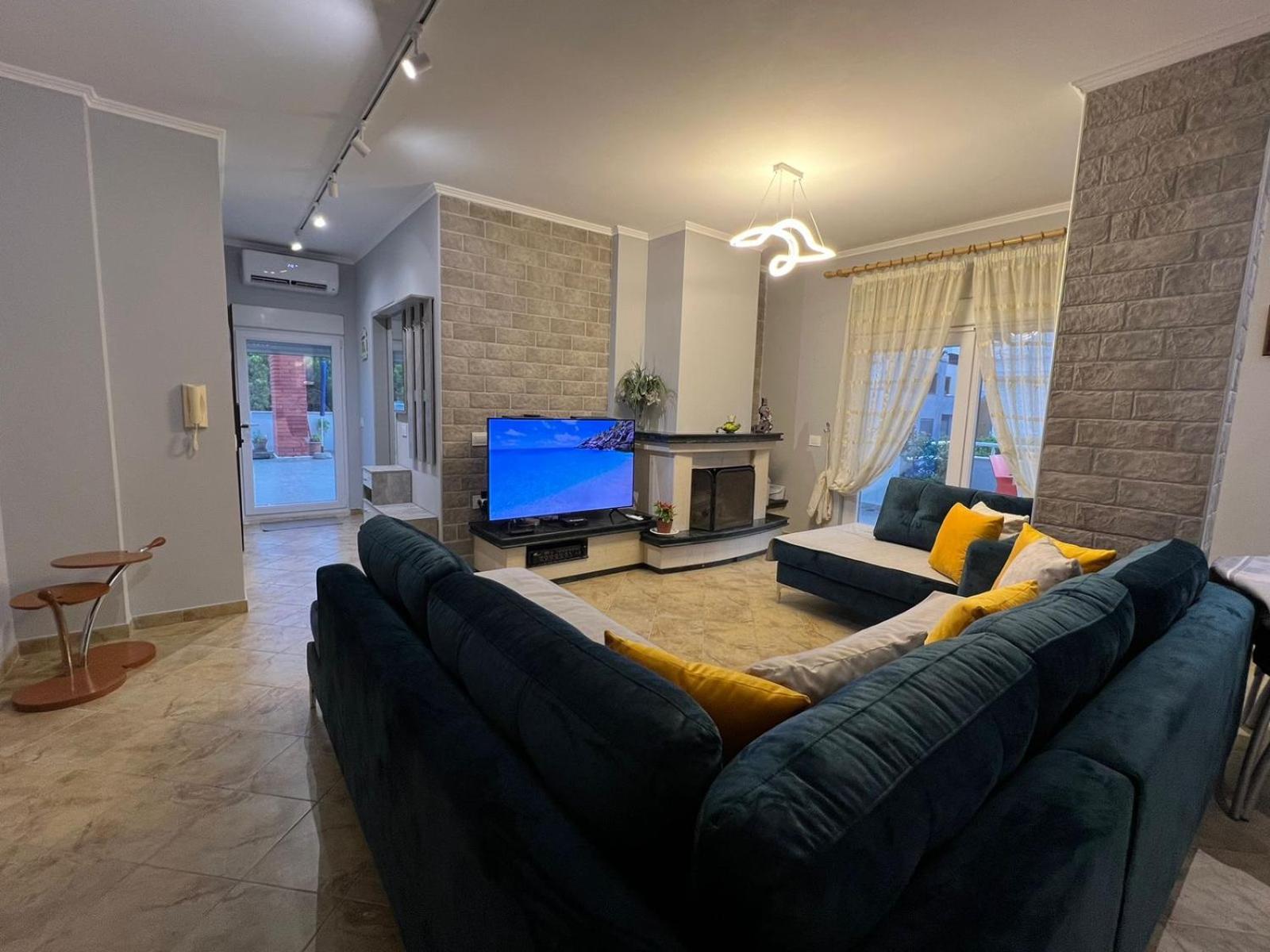 Deluxe Penthouse Golem - Mali i Robit