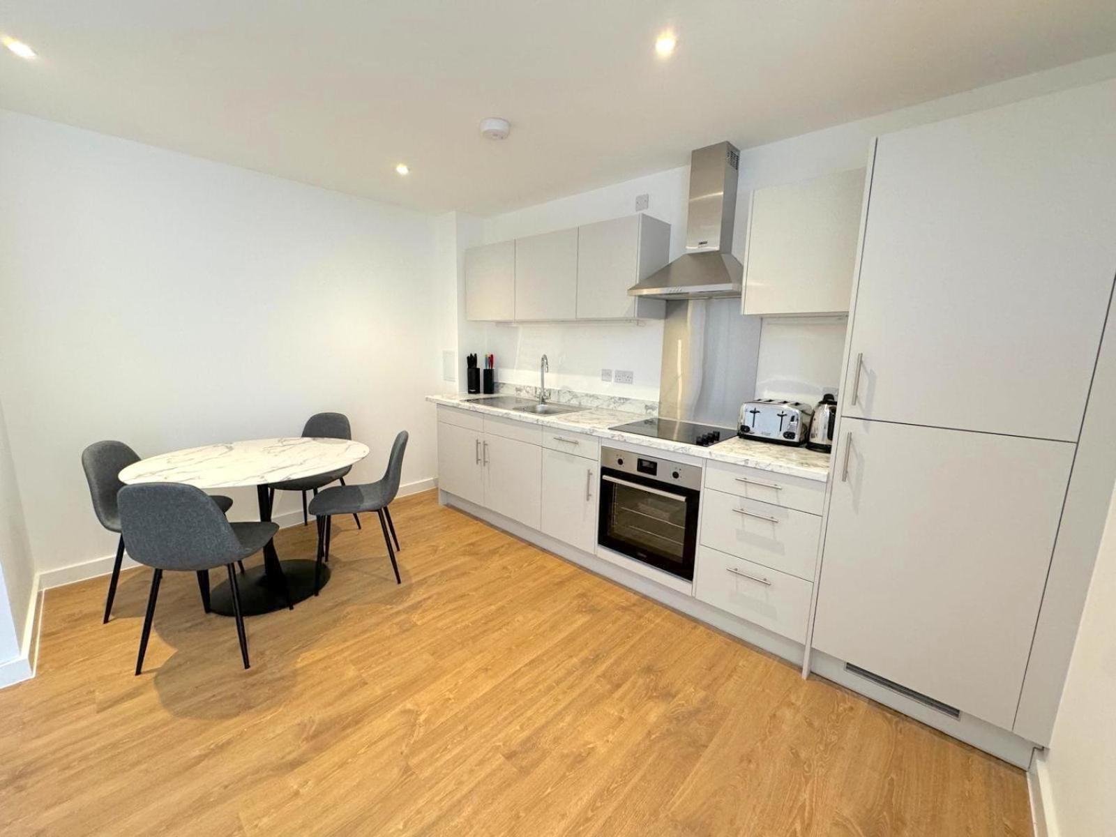 Guest Ready 2BD Holiday Home, 5mins to tube