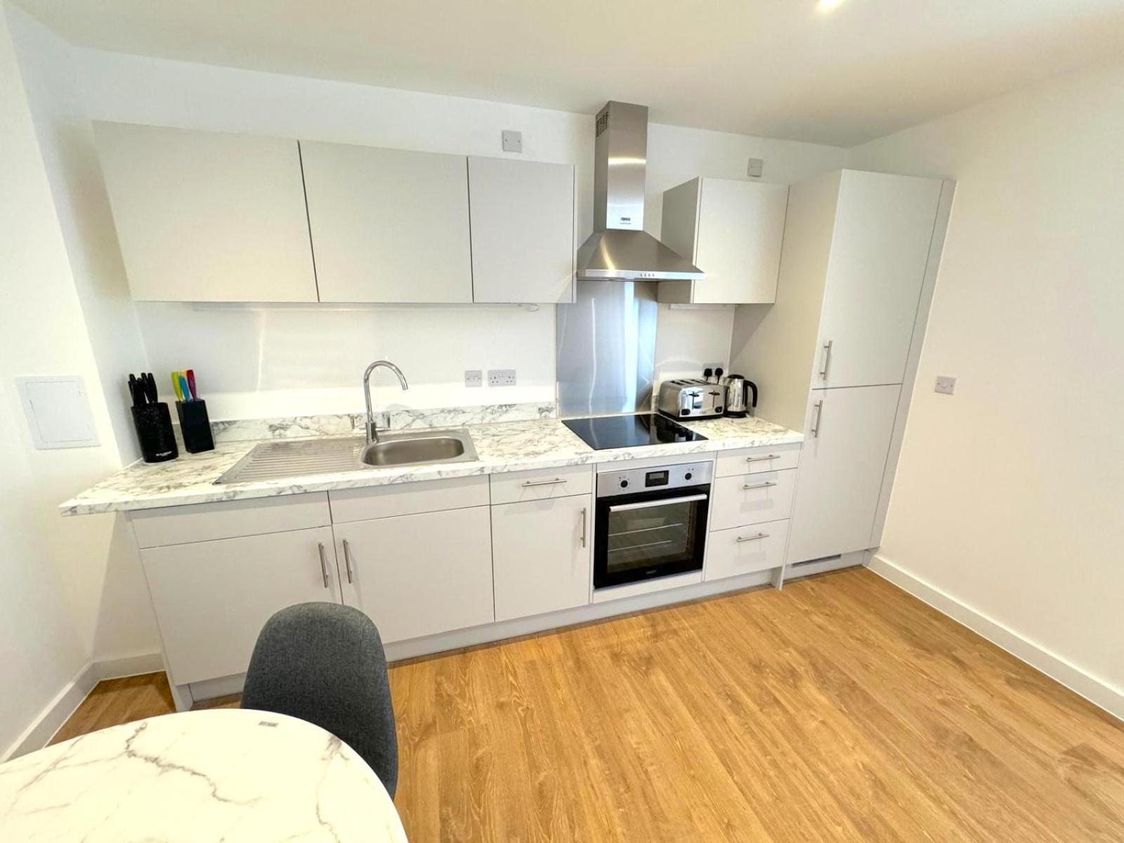 Guest Ready 2BD Holiday Home, 5mins to tube
