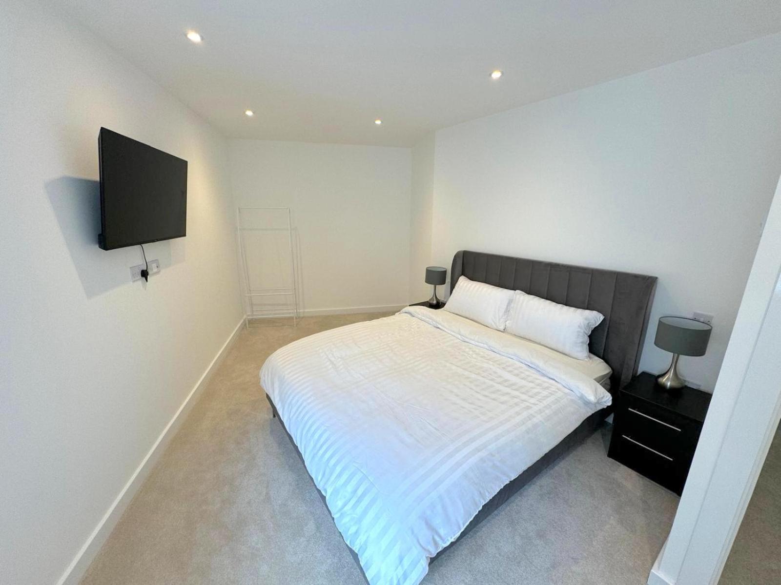 Guest Ready 2BD Holiday Home, 5mins to tube