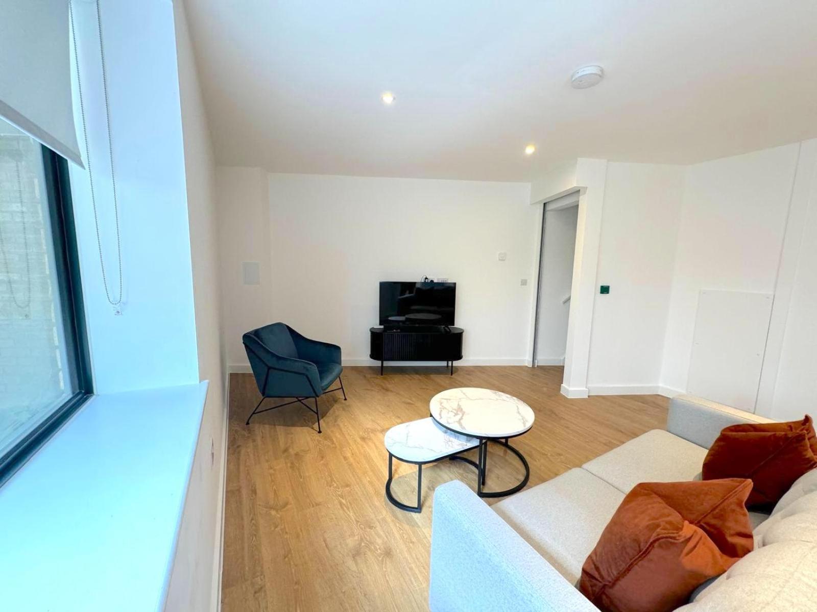 Guest Ready 2BD Holiday Home, 5mins to tube