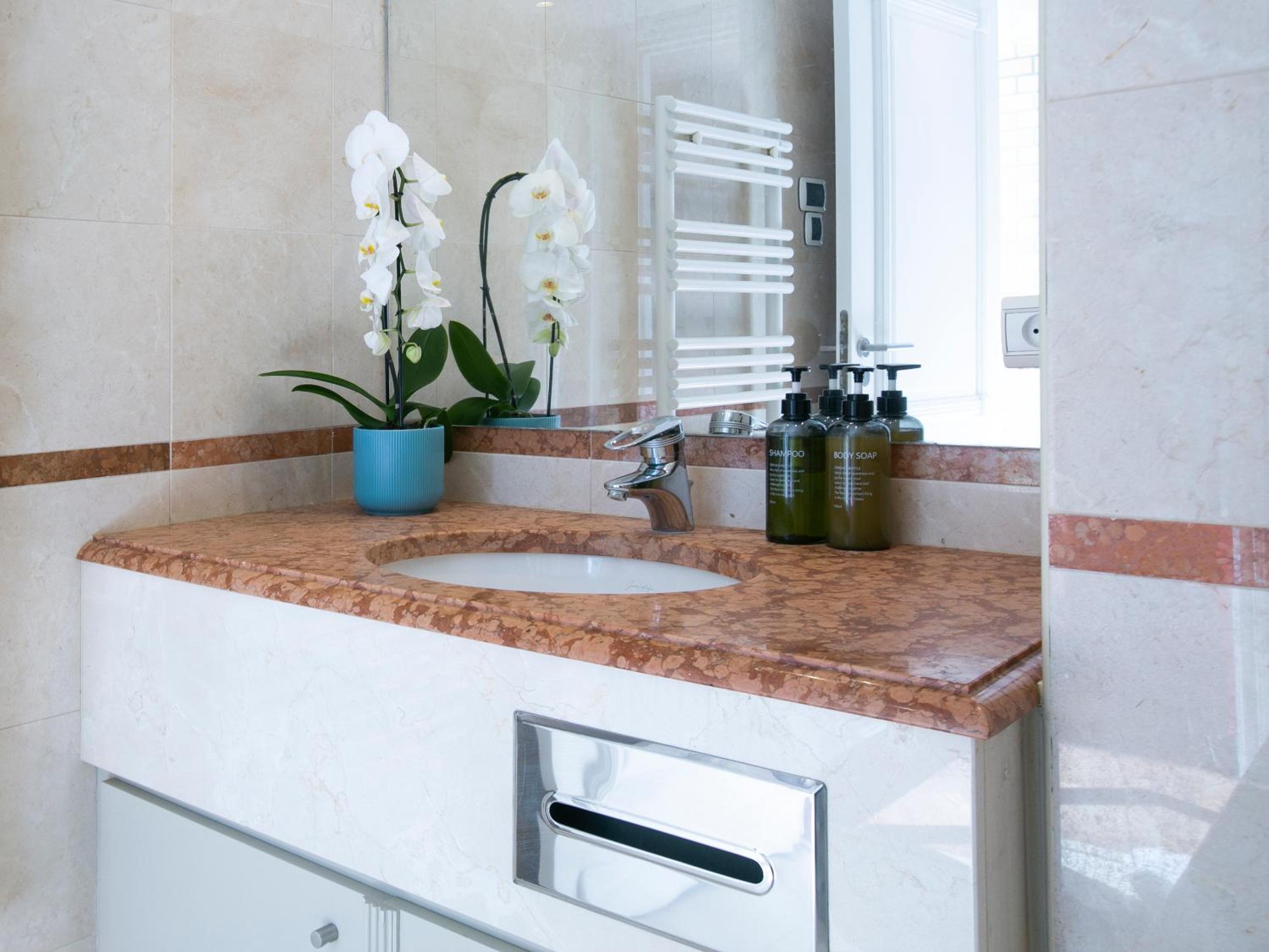 Magnificient 2 Bedrooms with terrace next to champs-elysées - PC62B