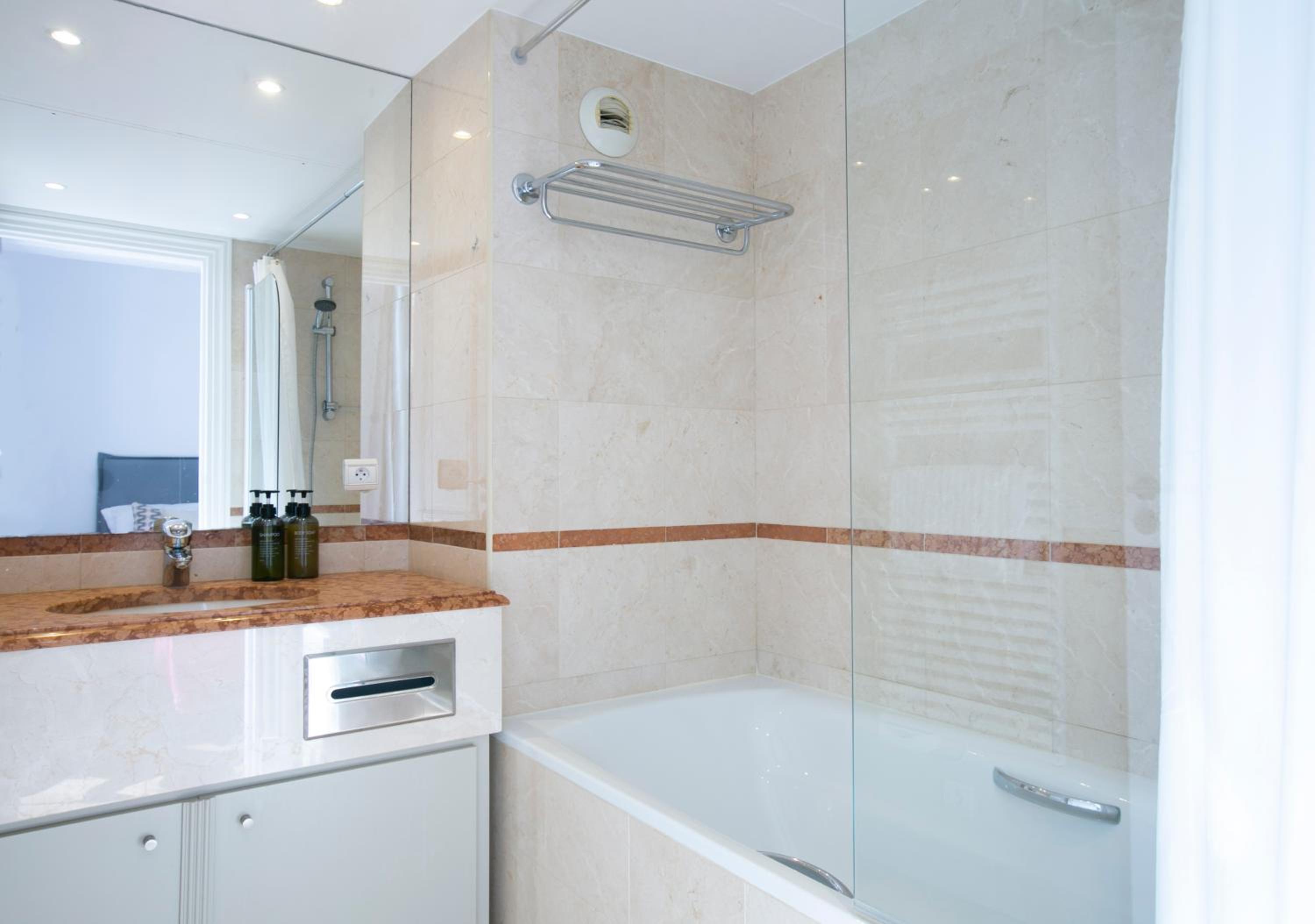 Magnificient 2 Bedrooms with terrace next to champs-elysées - PC62B