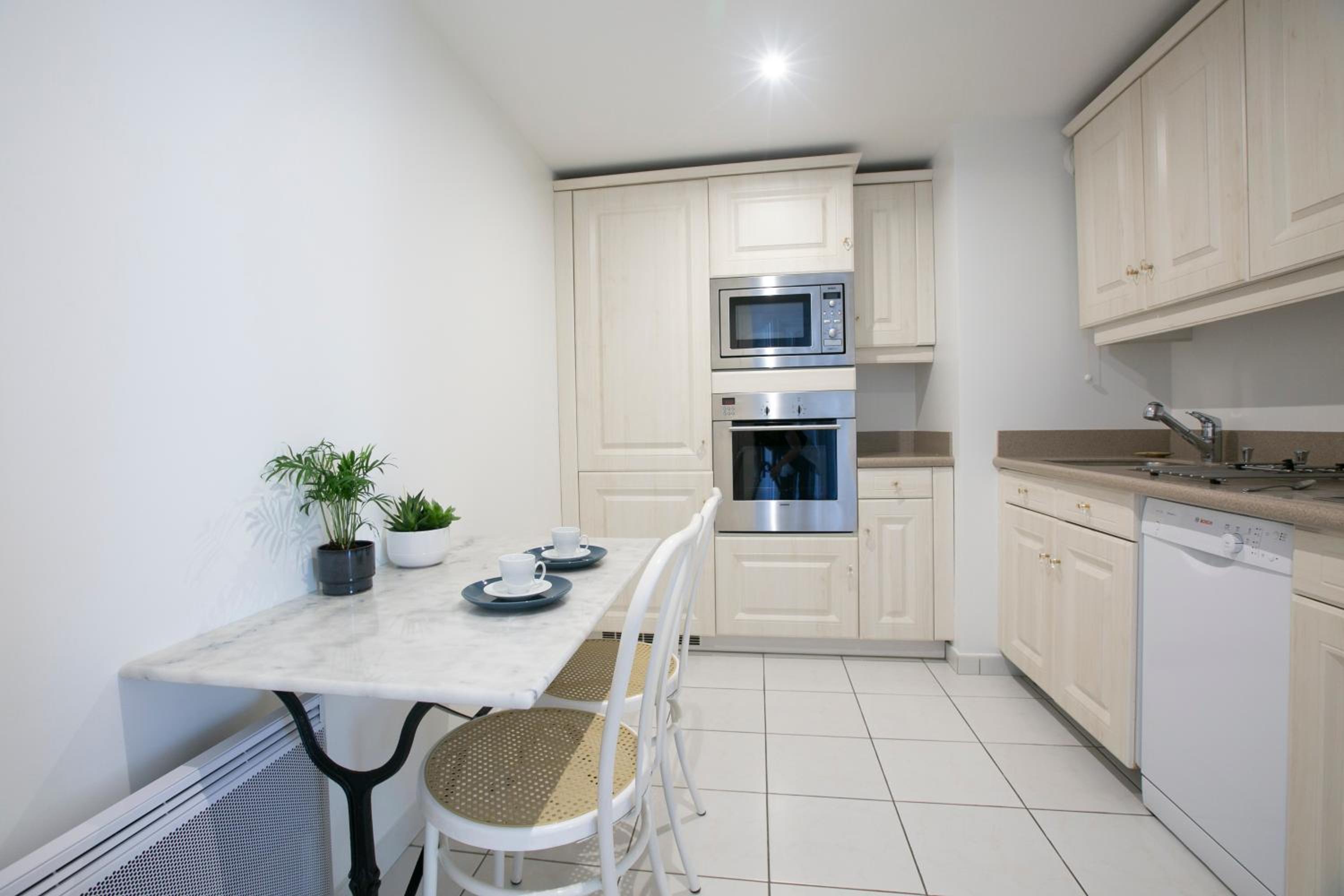 Magnificient 2 Bedrooms with terrace next to champs-elysées - PC62B