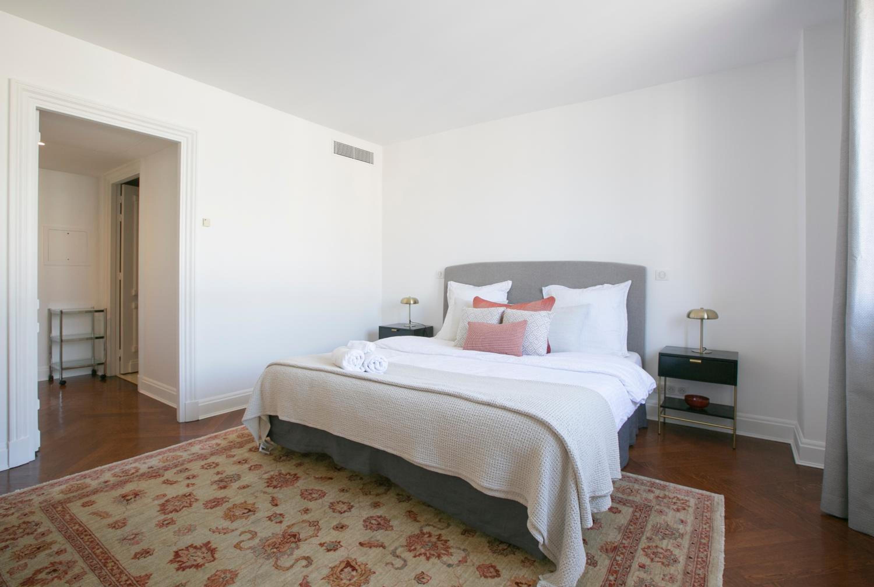 Magnificient 2 Bedrooms with terrace next to champs-elysées - PC62B
