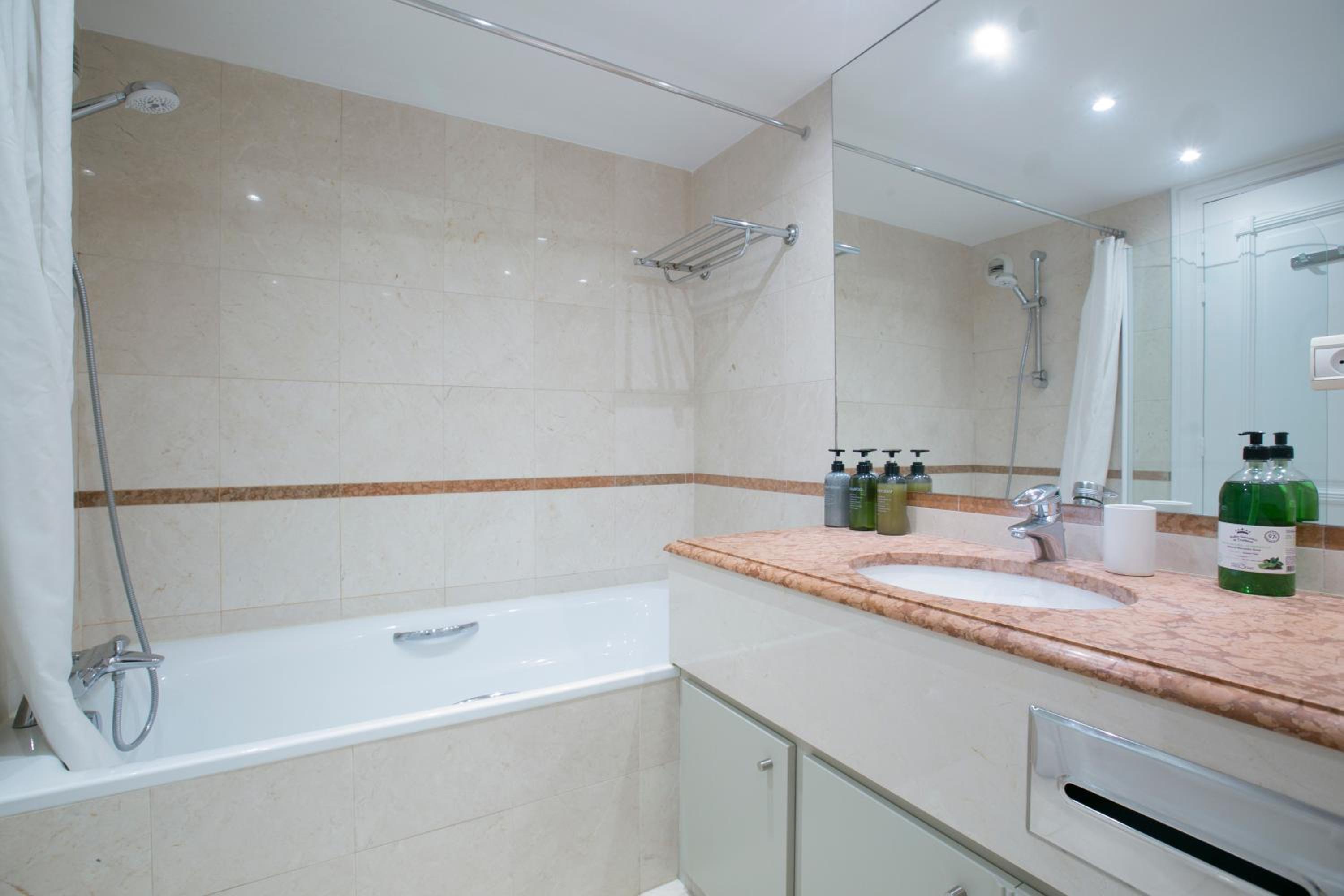 Magnificient 2 Bedrooms with terrace next to champs-elysées - PC62B