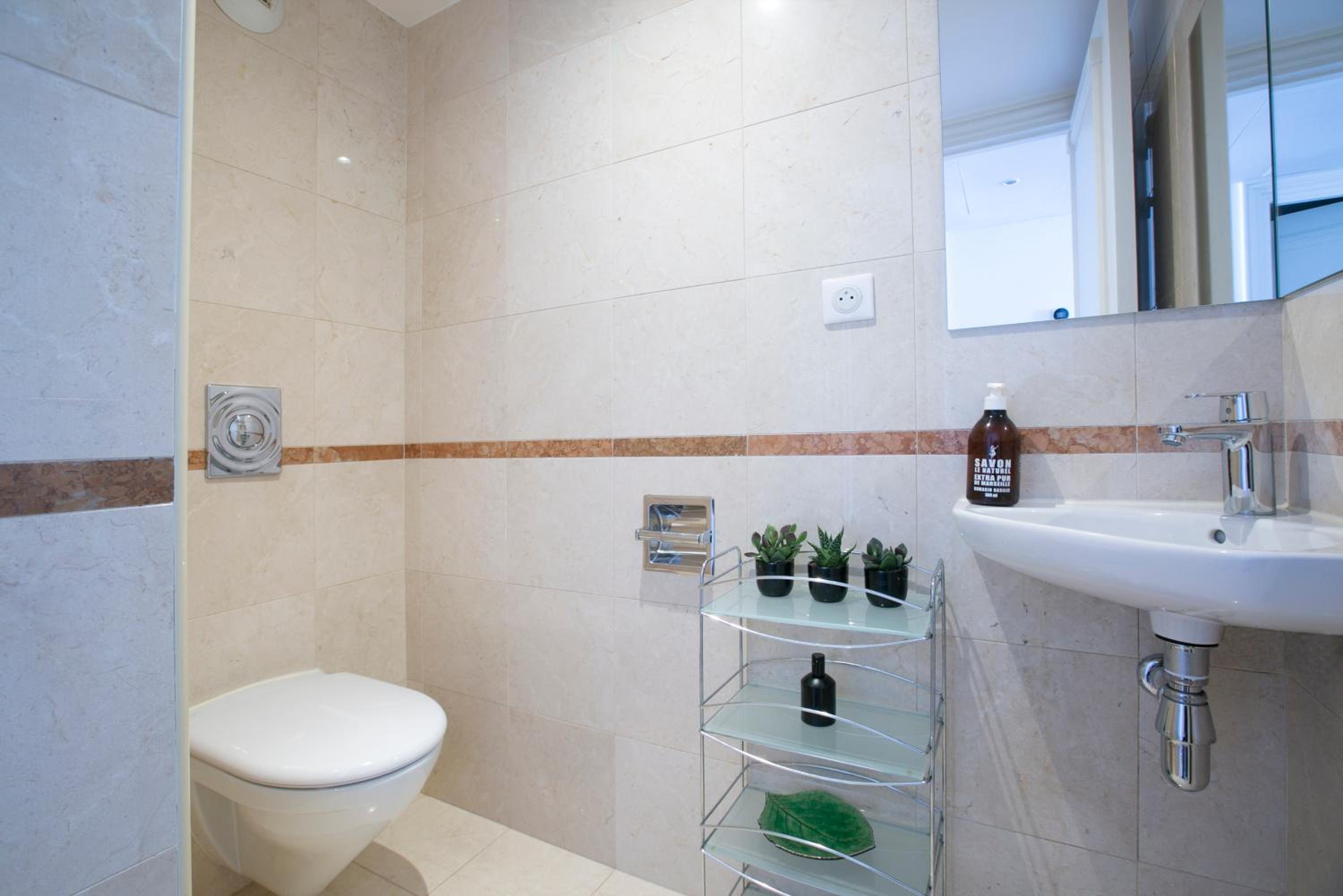Magnificient 2 Bedrooms with terrace next to champs-elysées - PC62B