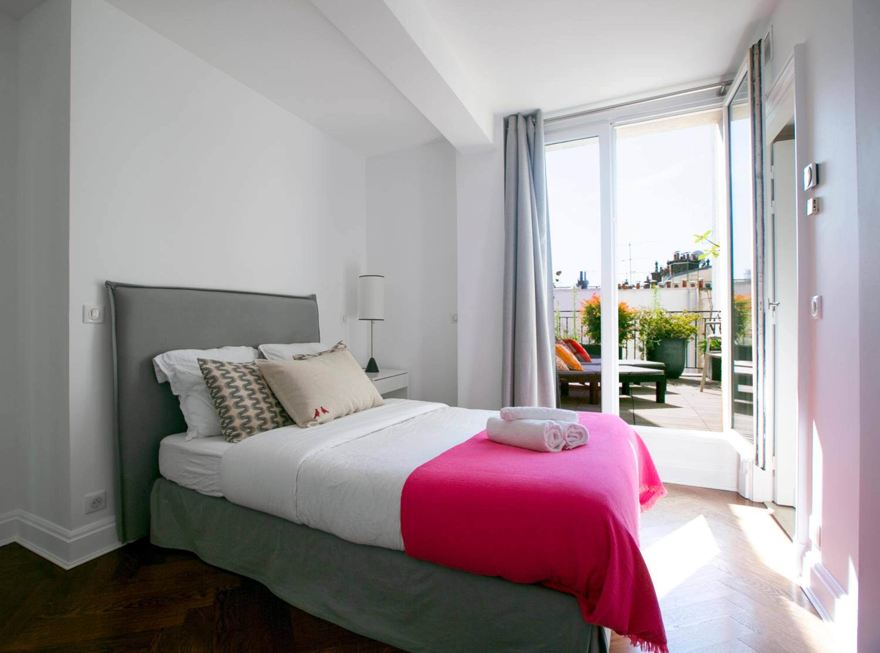 Magnificient 2 Bedrooms with terrace next to champs-elysées - PC62B