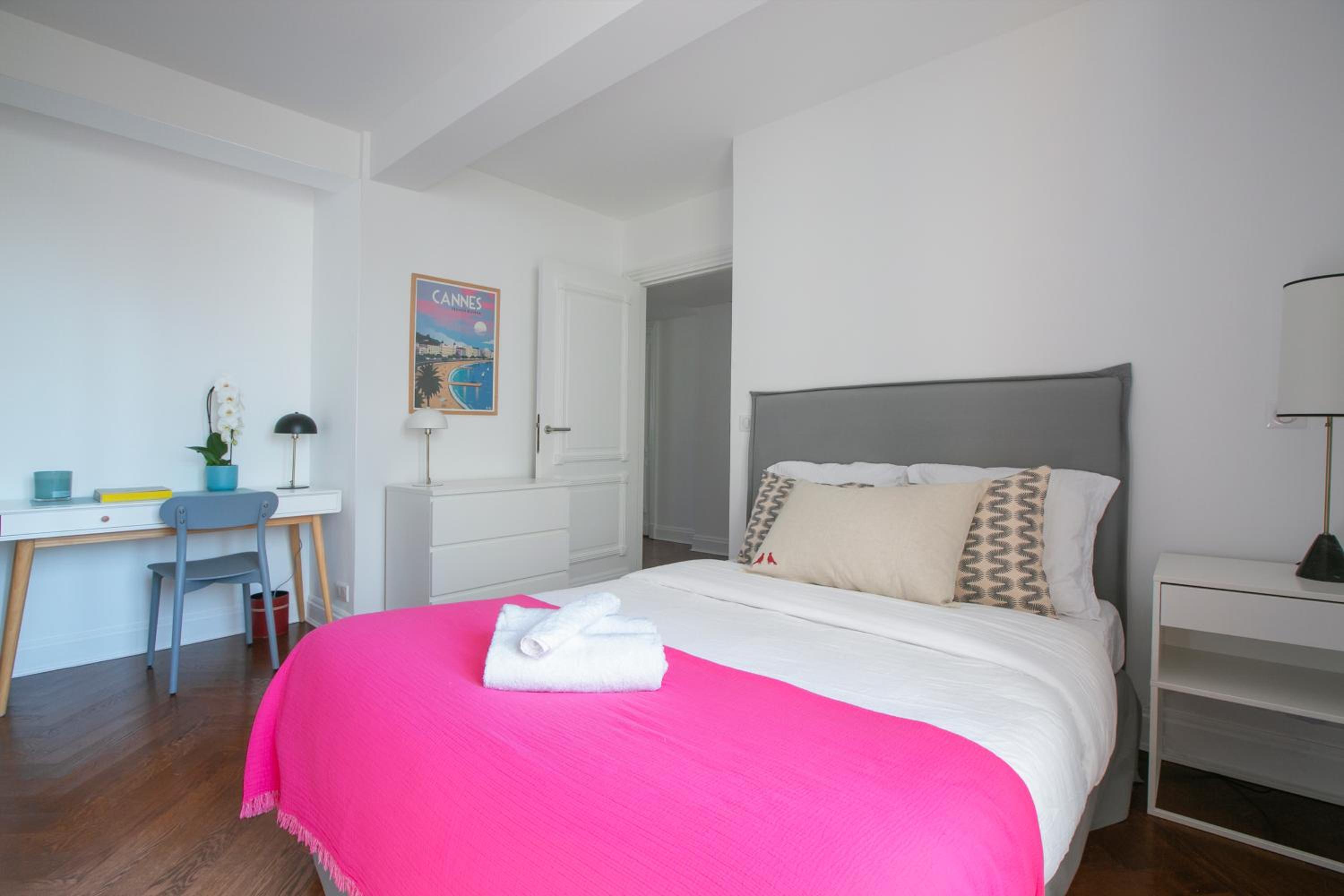 Magnificient 2 Bedrooms with terrace next to champs-elysées - PC62B