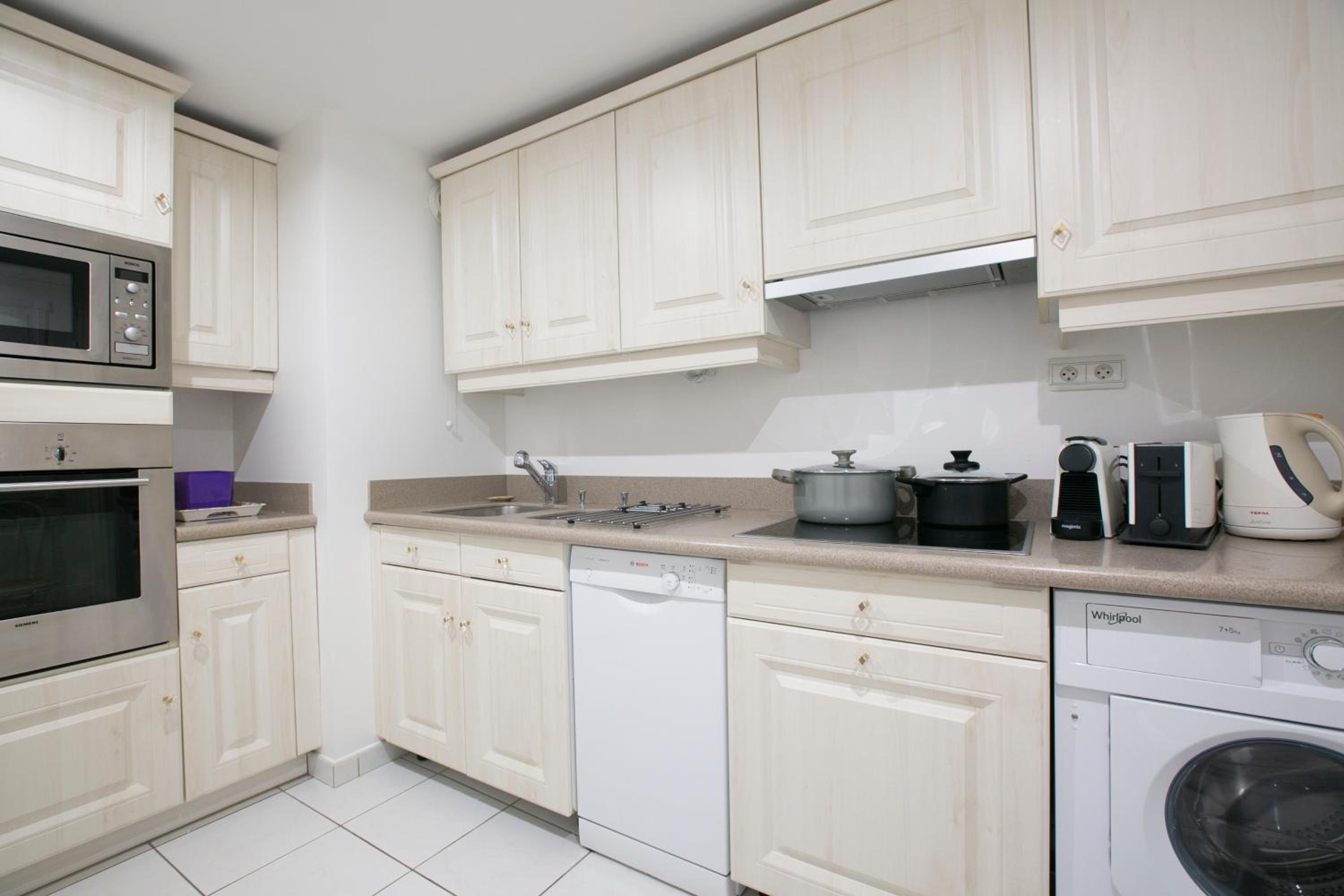 Magnificient 2 Bedrooms with terrace next to champs-elysées - PC62B