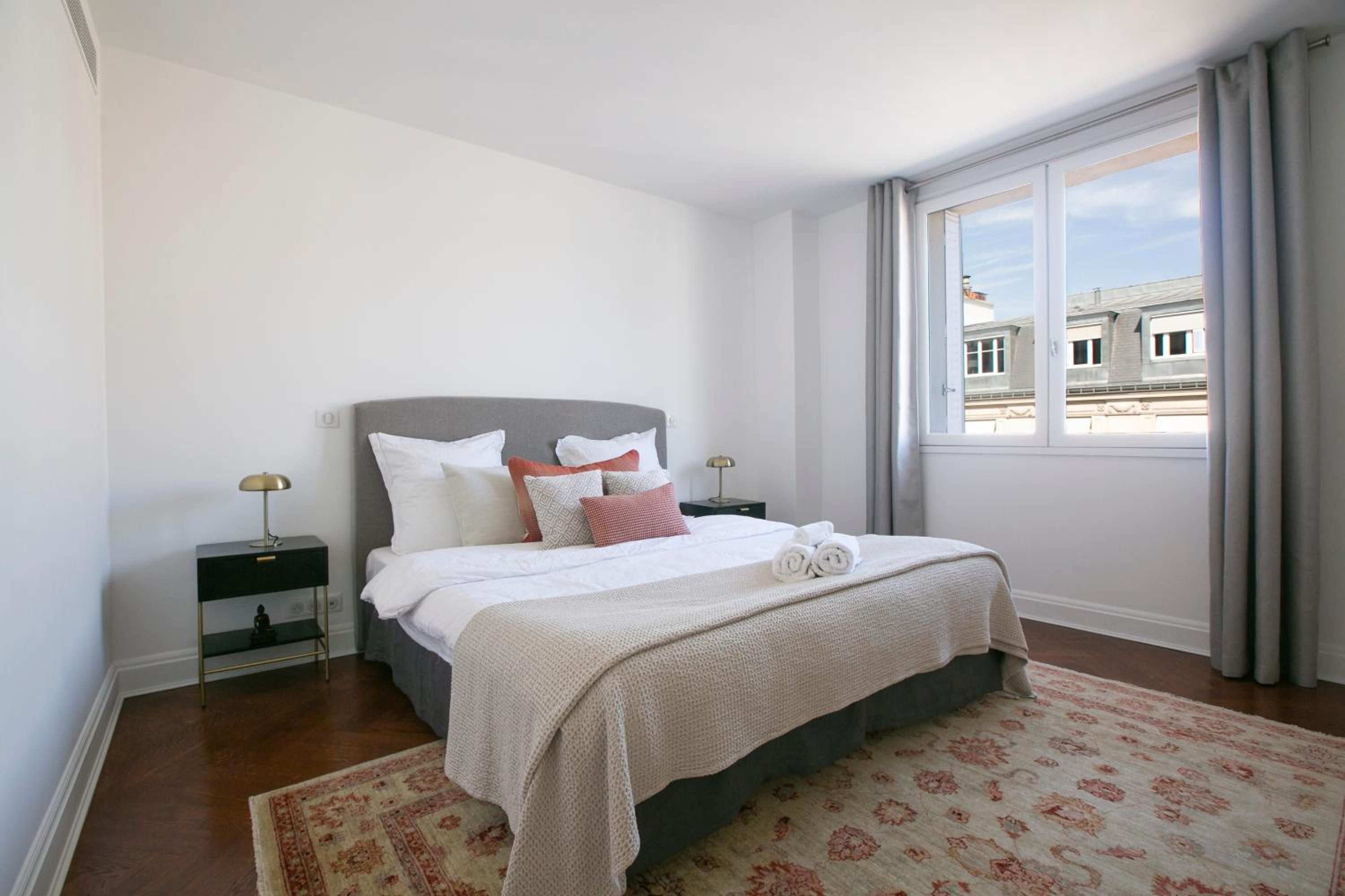 Magnificient 2 Bedrooms with terrace next to champs-elysées - PC62B