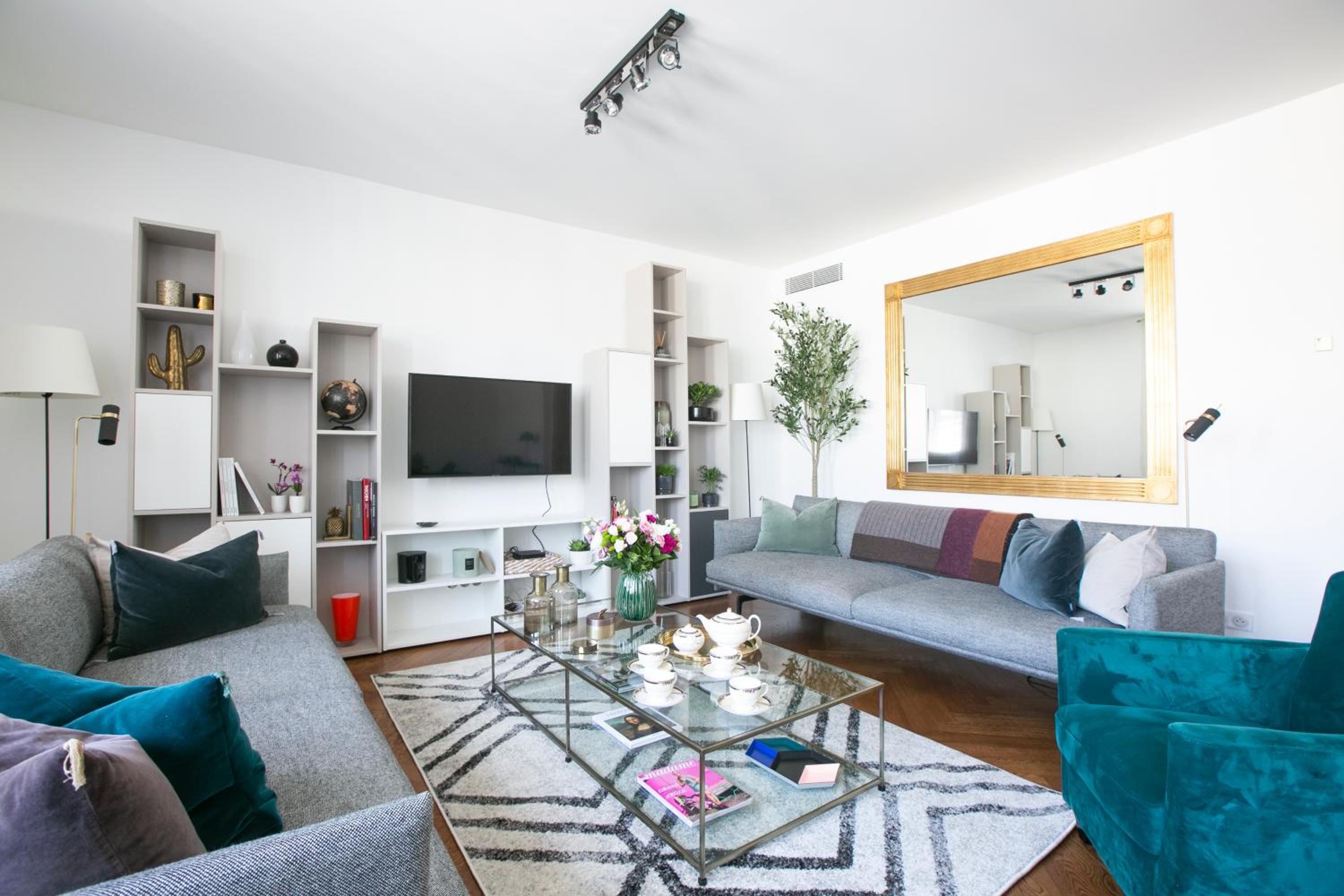 Magnificient 2 Bedrooms with terrace next to champs-elysées - PC62B