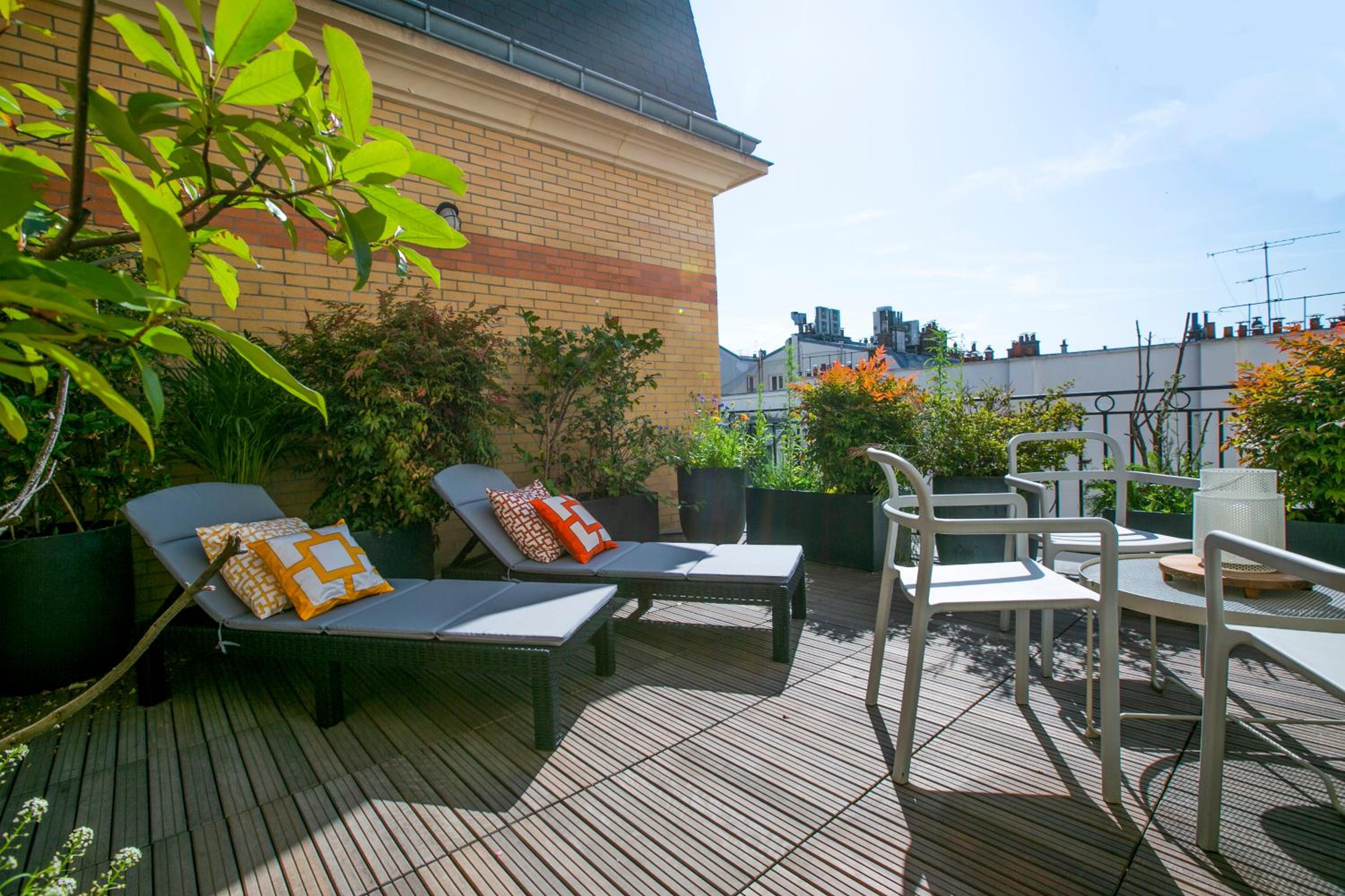 Magnificient 2 Bedrooms with terrace next to champs-elysées - PC62B