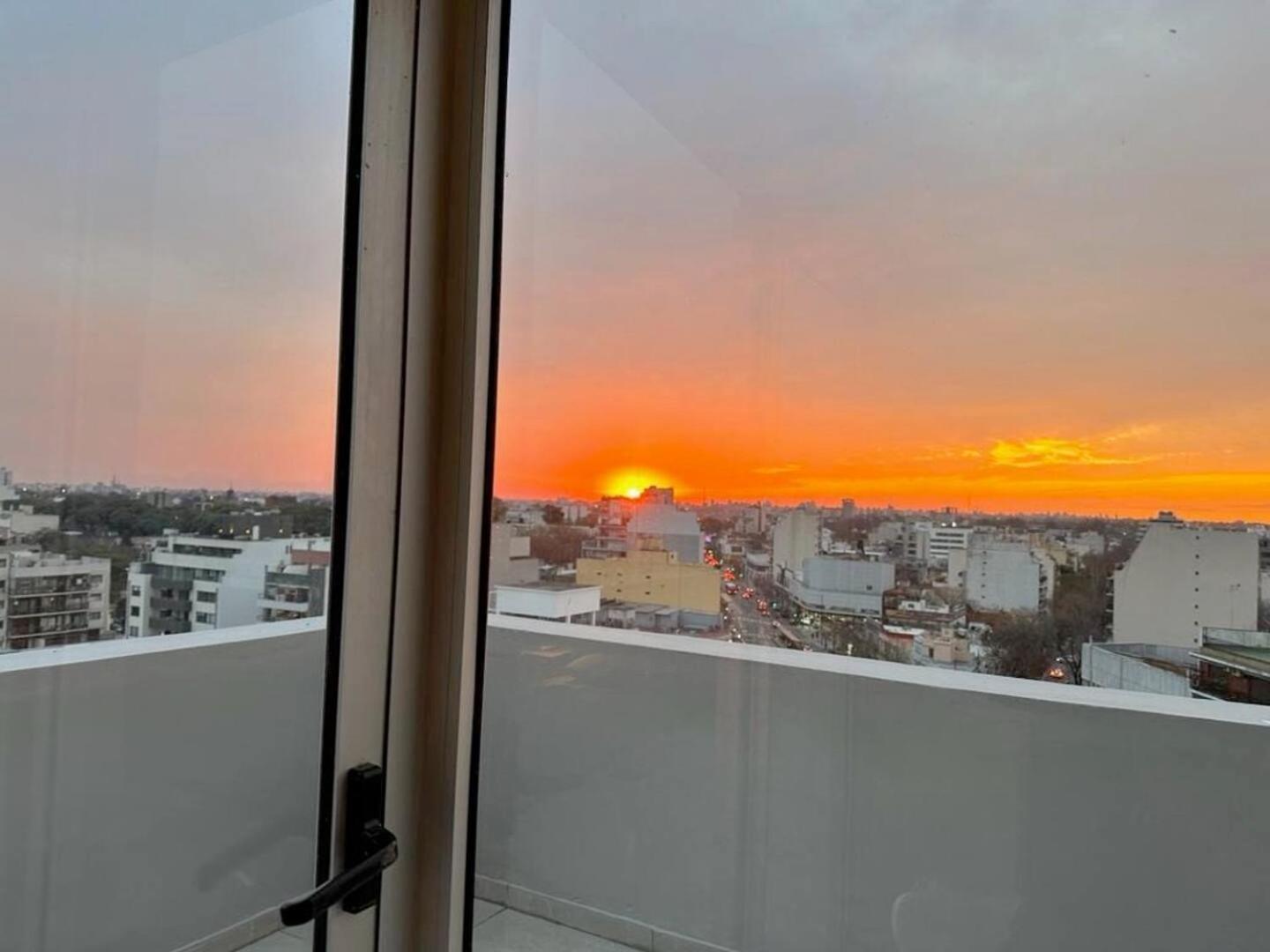 Penthouse Panorámico a Estrenar en Sofisticado Barrio y Edificio 100m2 Piscina Salon de Eventos Gym