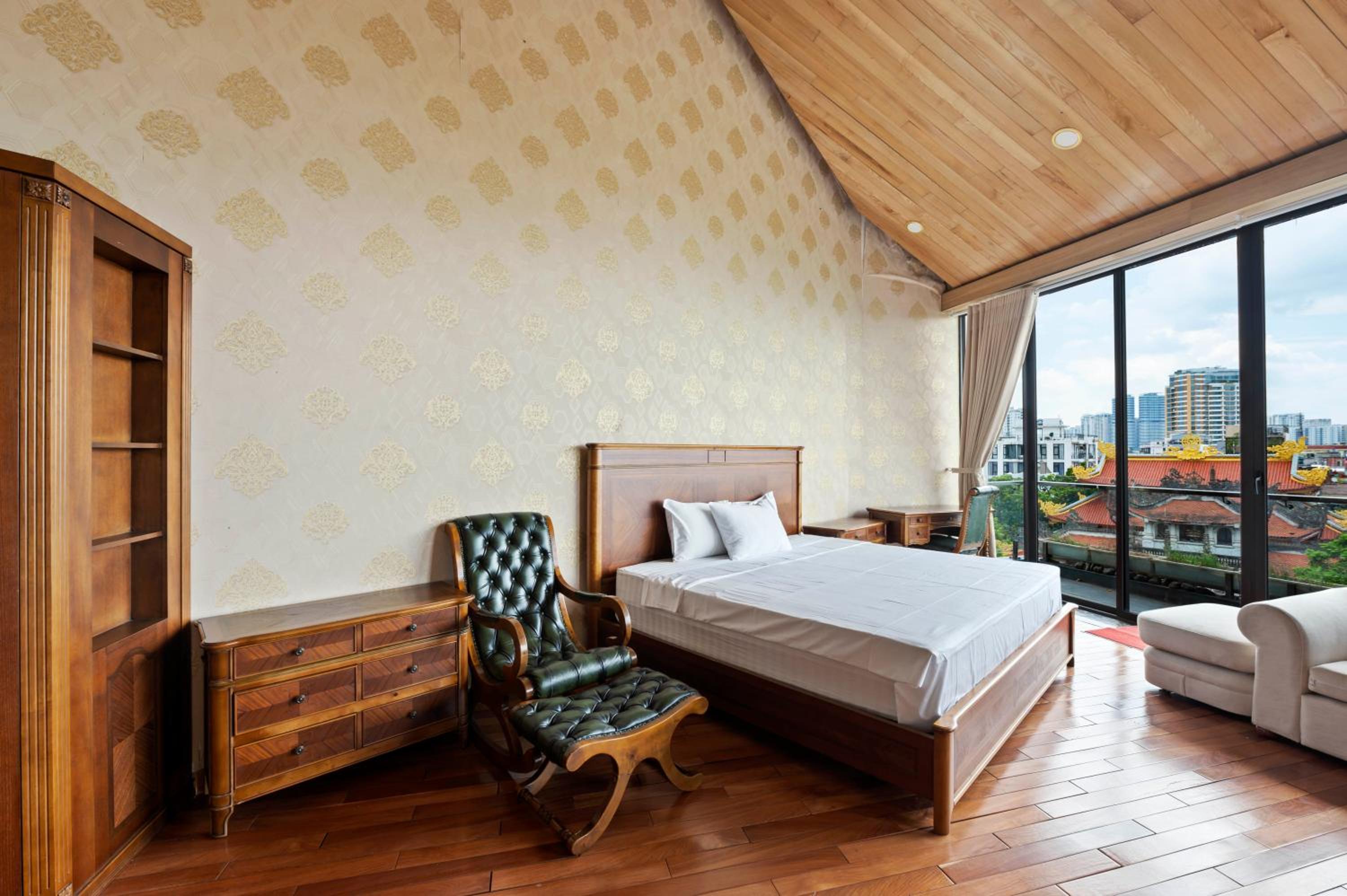 22Land Moon West Lake