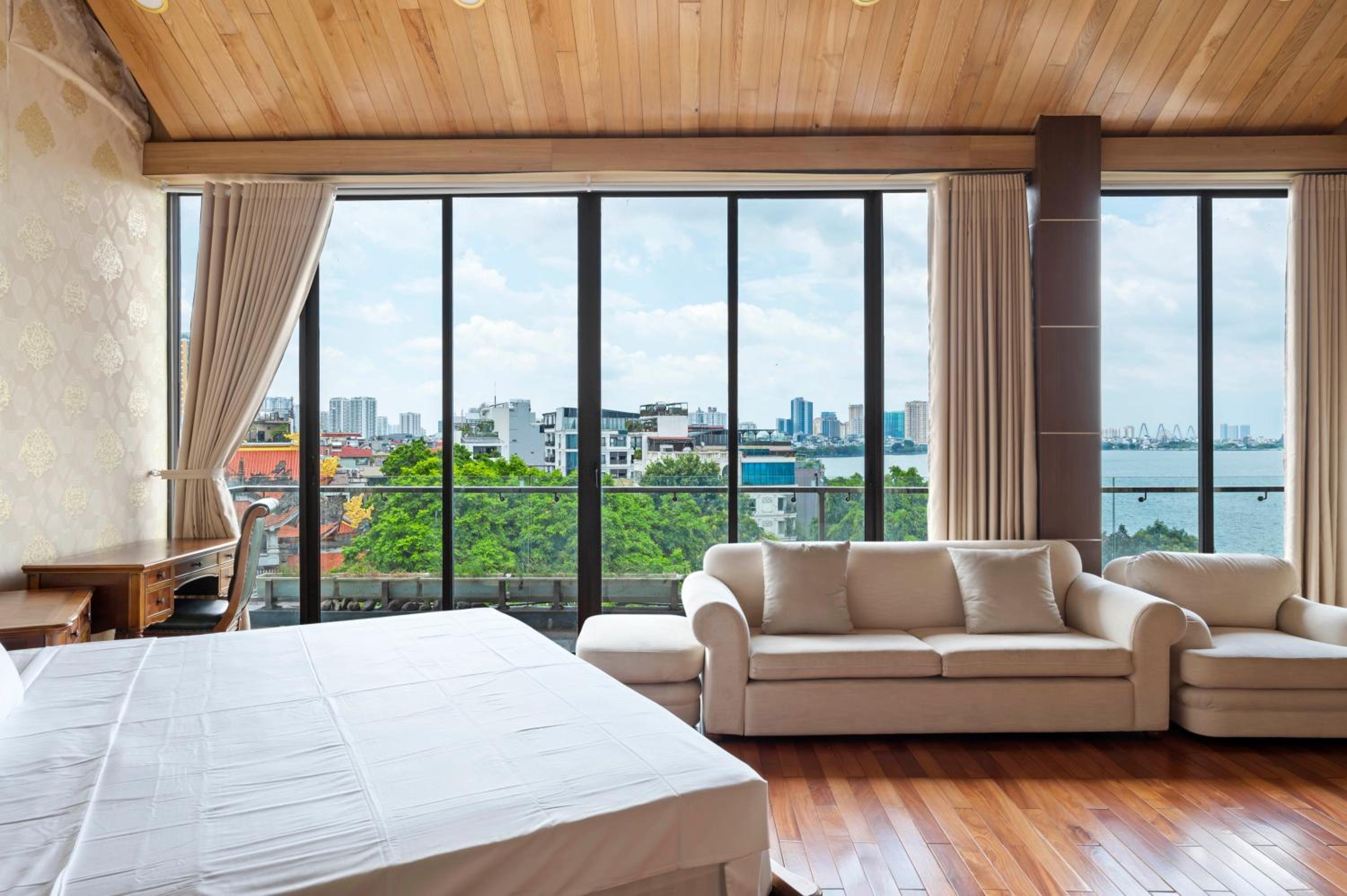 22Land Moon West Lake