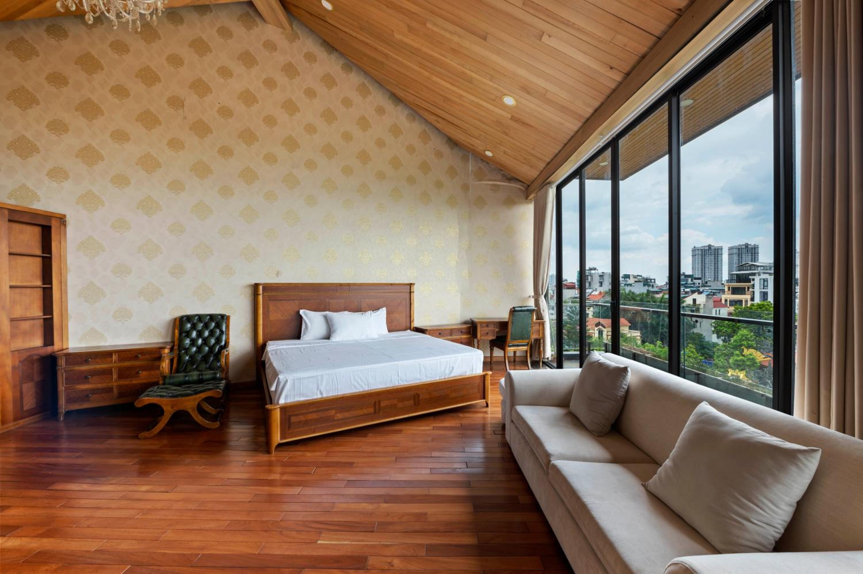 22Land Moon West Lake