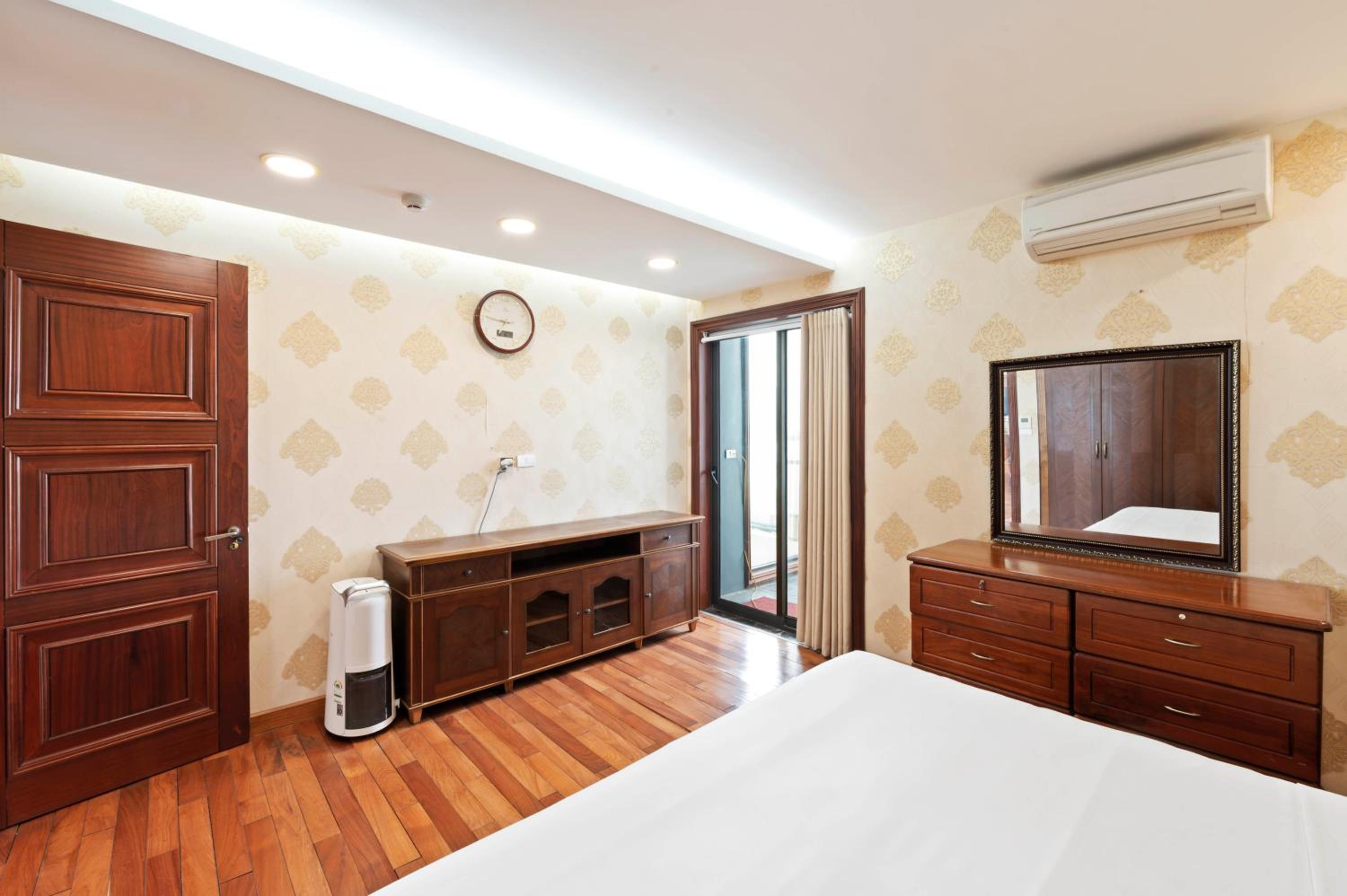 22Land Moon West Lake