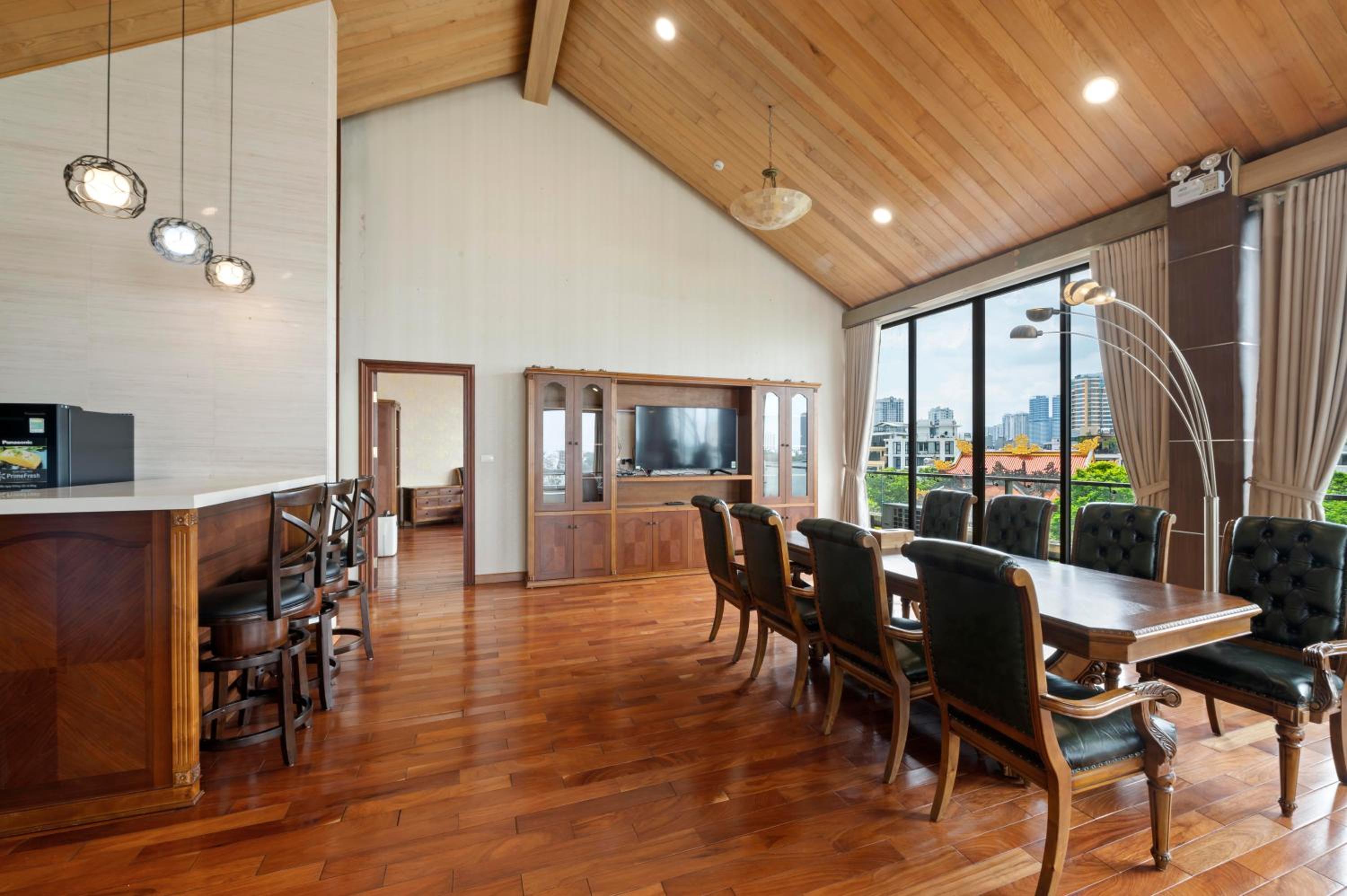 22Land Moon West Lake
