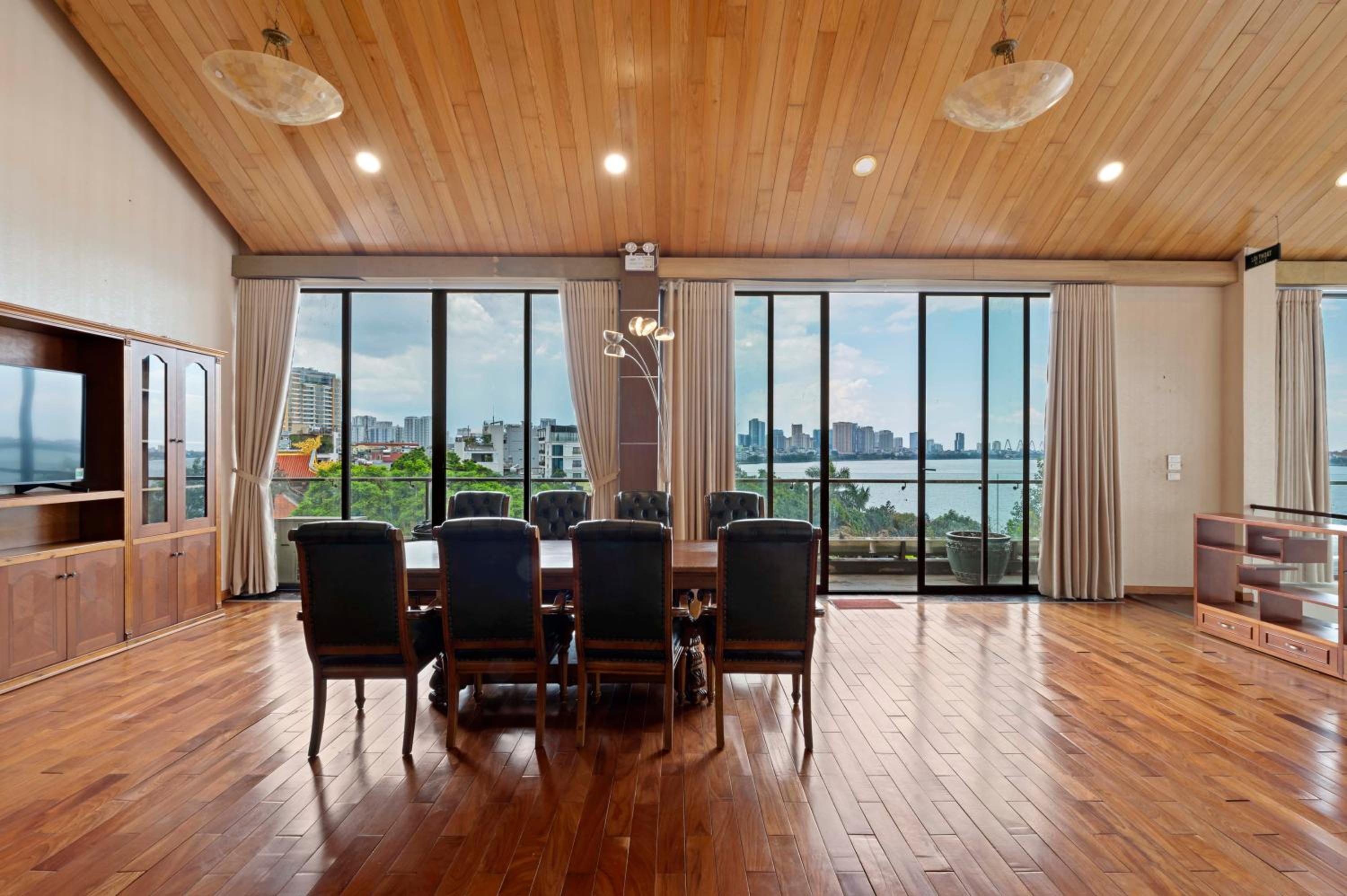 22Land Moon West Lake