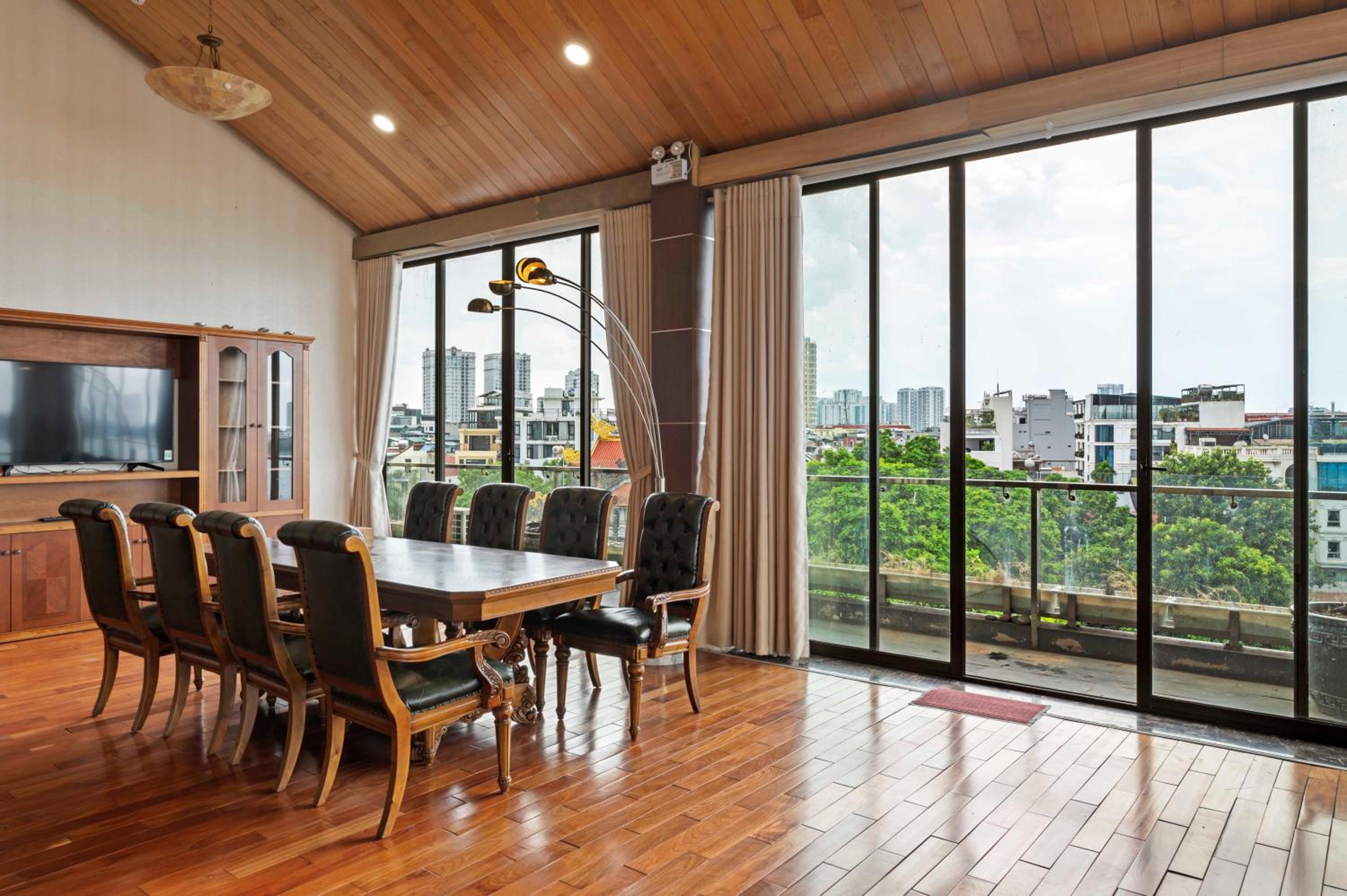 22Land Moon West Lake