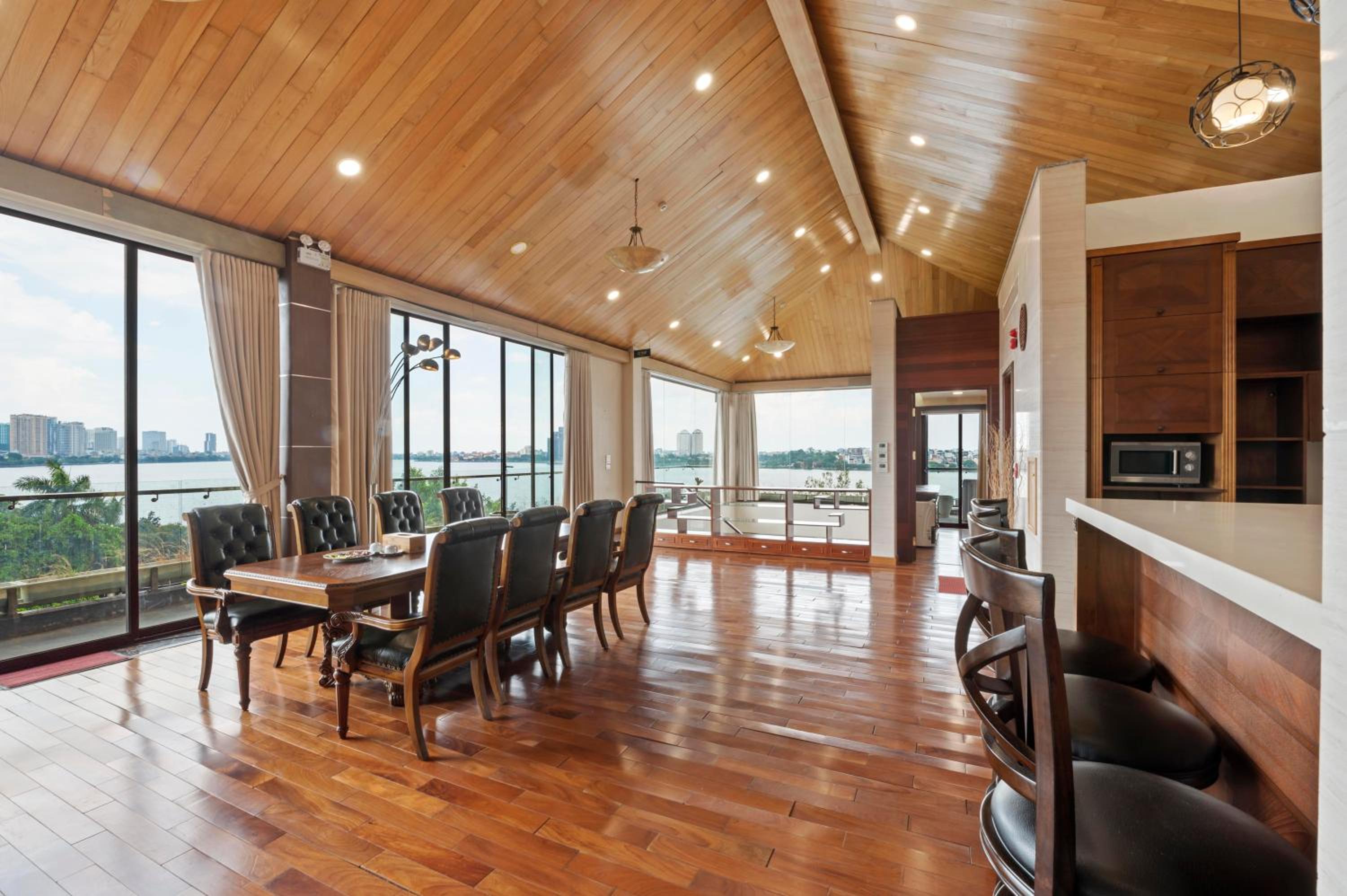 22Land Moon West Lake