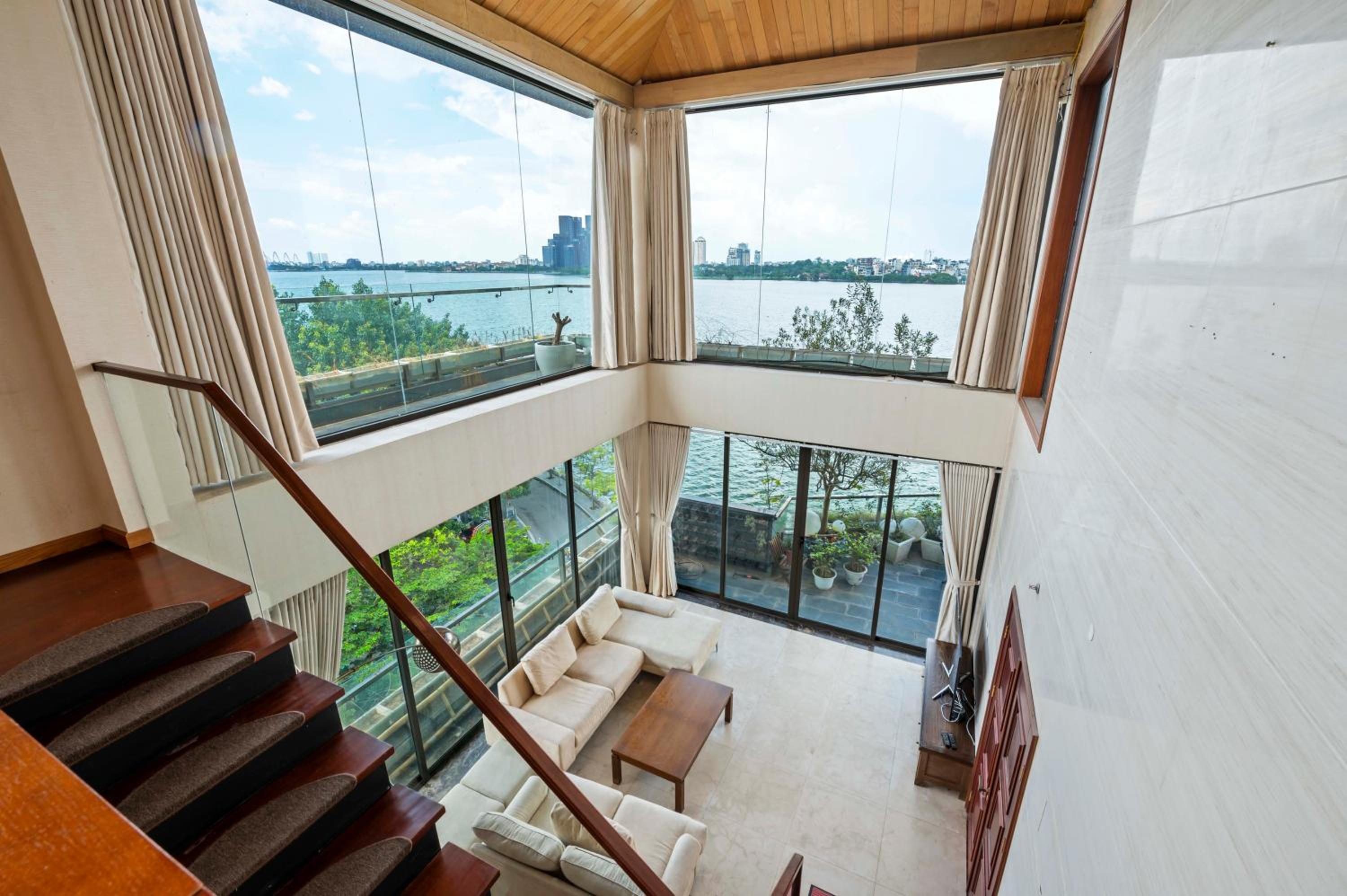 22Land Moon West Lake